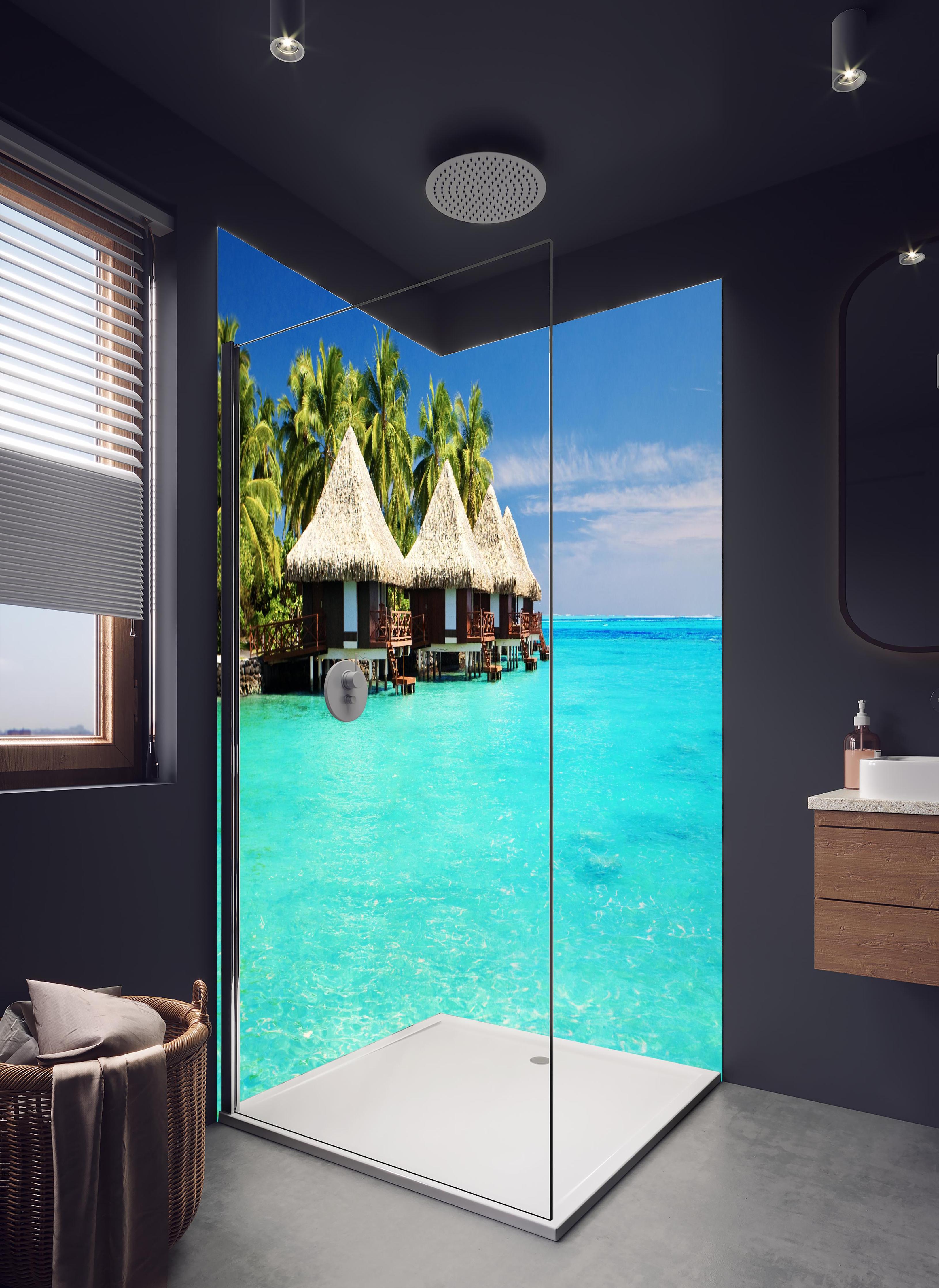 Duschrückwand - Bungalows Wasser Lagune Tropen Bild in hellem Badezimmer mit Regenduschkopf - zweiteilige Eck-Duschrückwand