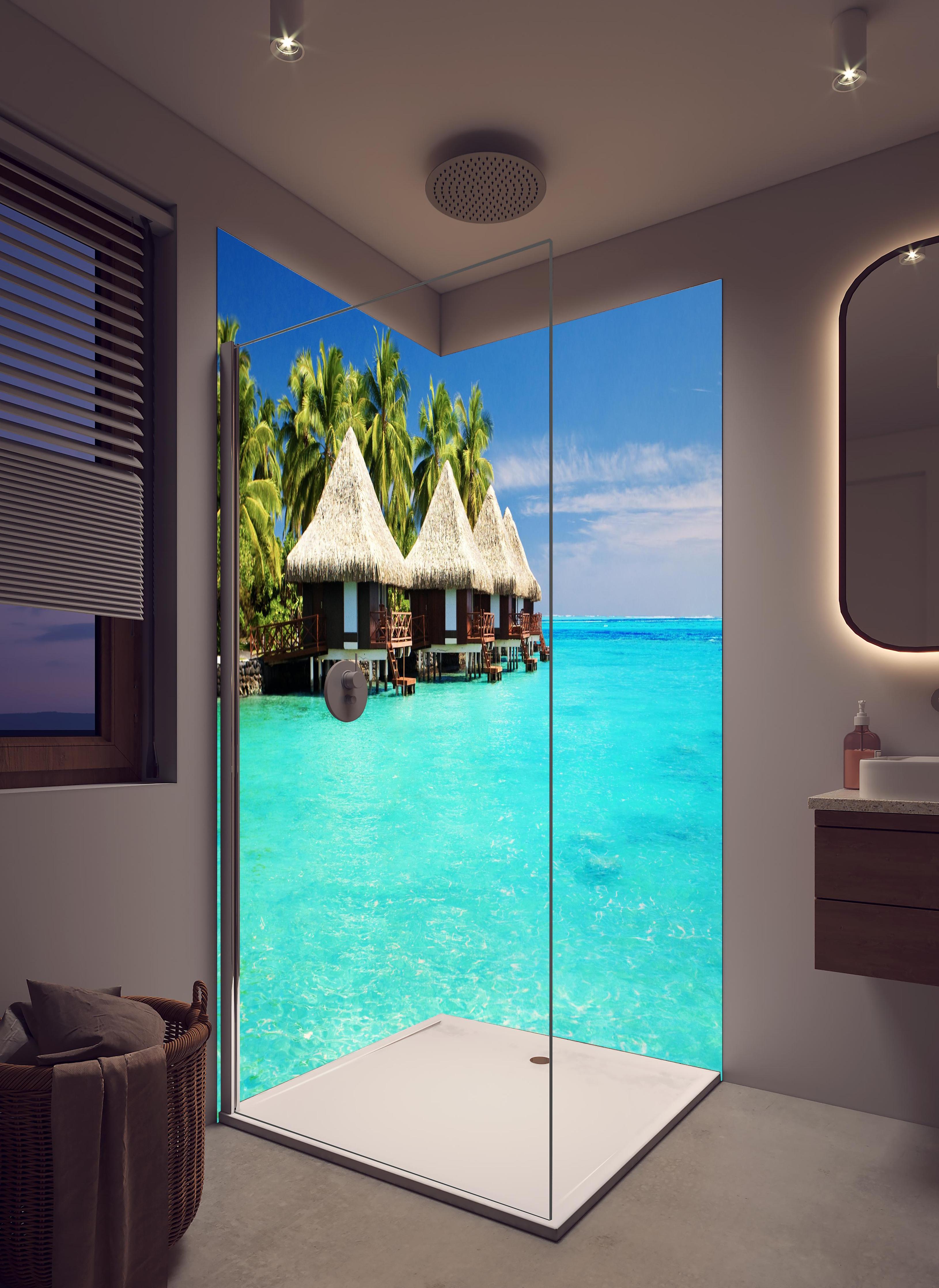 Duschrückwand - Bungalows Wasser Lagune Tropen Bild in hellem Badezimmer mit Regenduschkopf - zweiteilige Eck-Duschrückwand