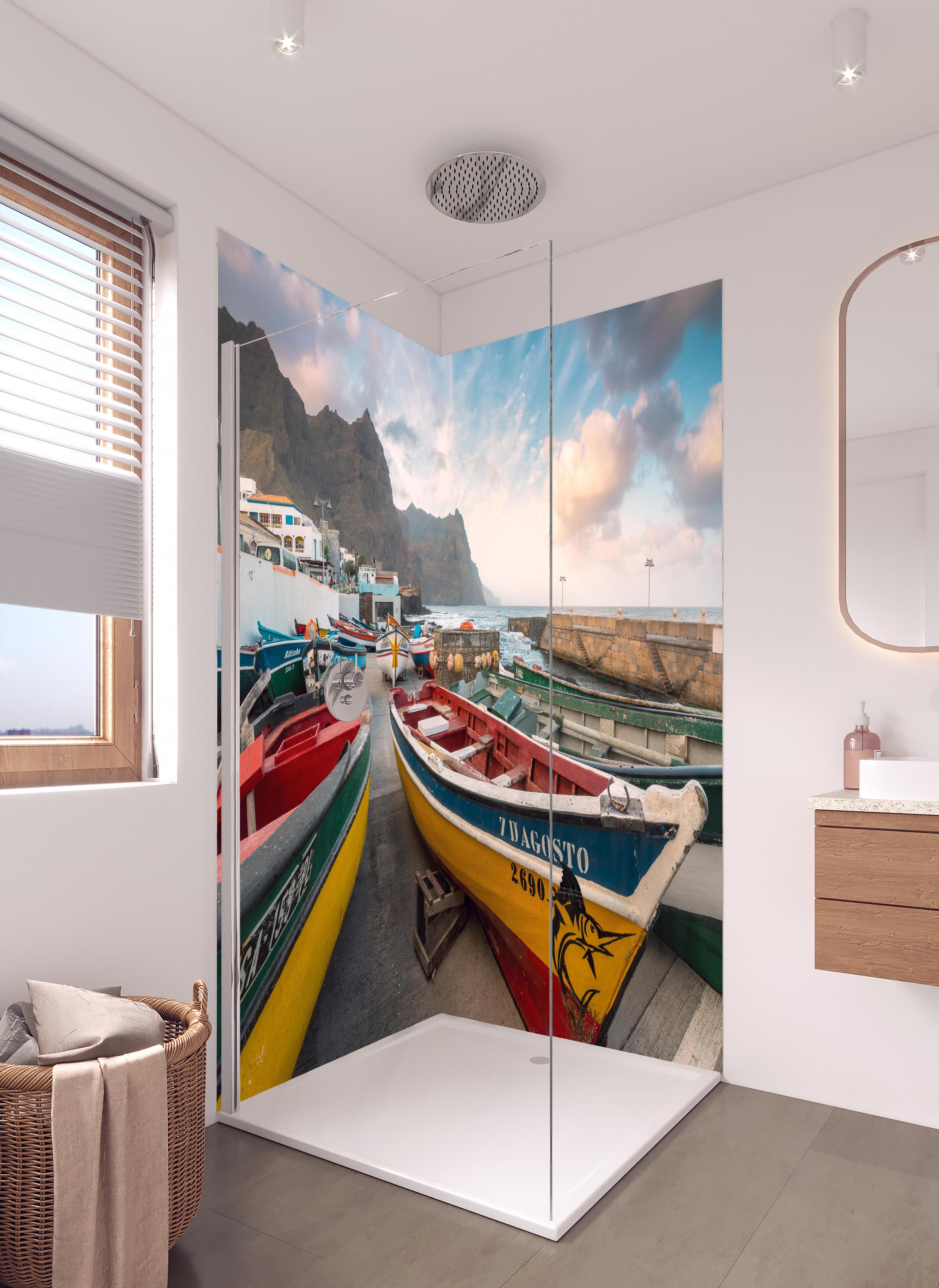 Duschrückwand - Bunte Boote am Strand in hellem Badezimmer mit Regenduschkopf - zweiteilige Eck-Duschrückwand