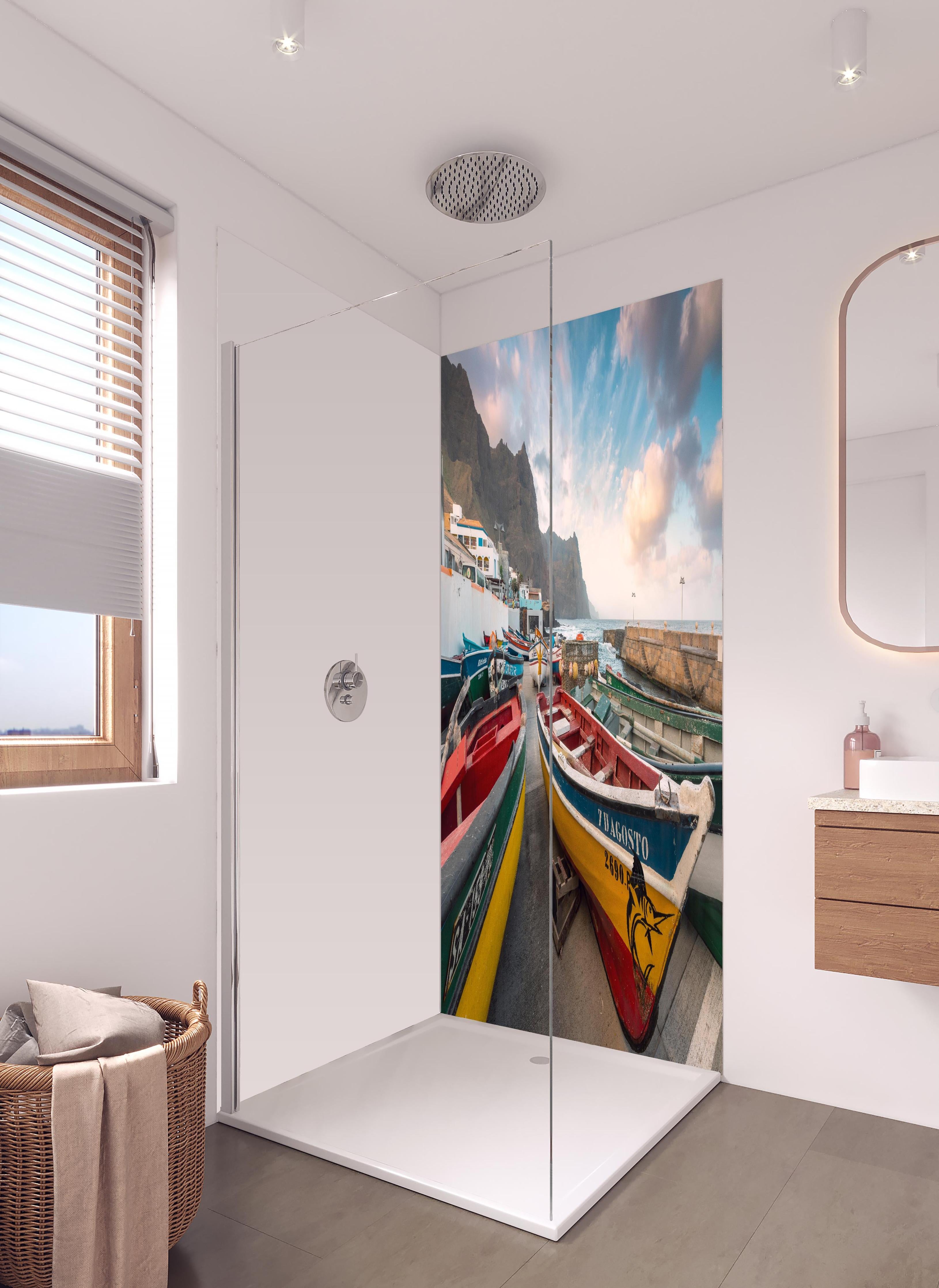 Duschrückwand - Bunte Boote am Strand in hellem Badezimmer mit Regenduschkopf - zweiteilige Eck-Duschrückwand