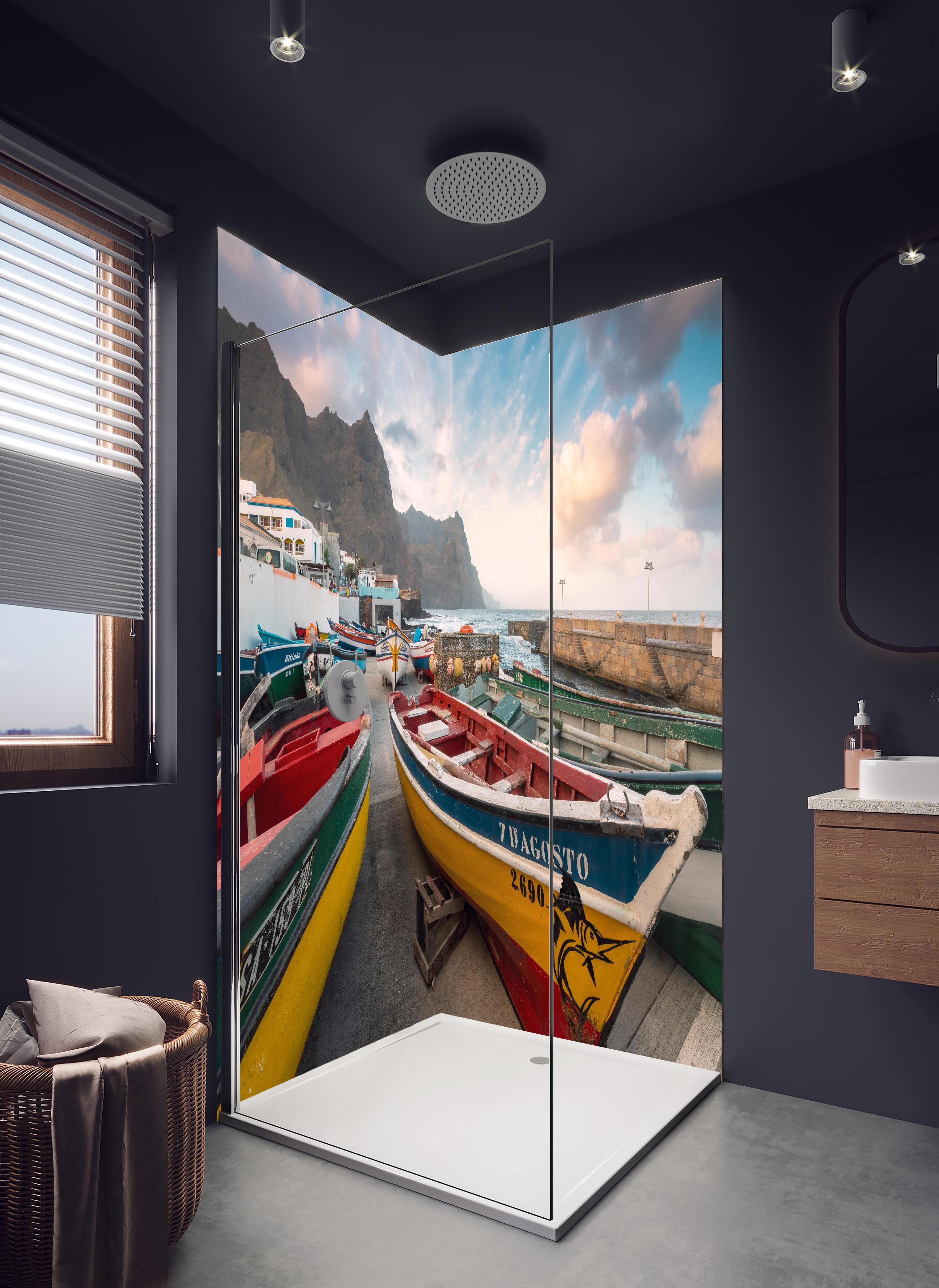 Duschrückwand - Bunte Boote am Strand in hellem Badezimmer mit Regenduschkopf - zweiteilige Eck-Duschrückwand
