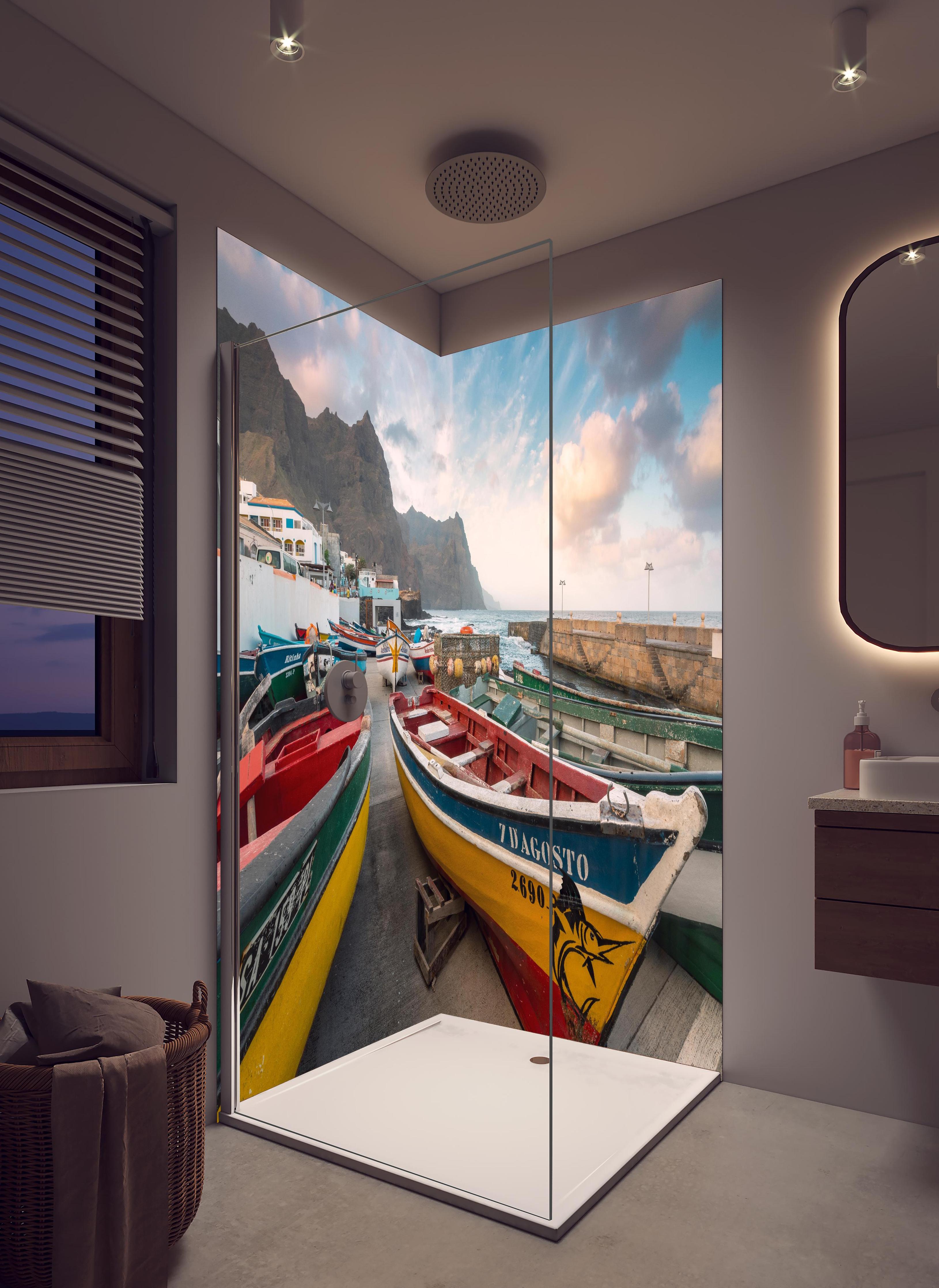 Duschrückwand - Bunte Boote am Strand in hellem Badezimmer mit Regenduschkopf - zweiteilige Eck-Duschrückwand