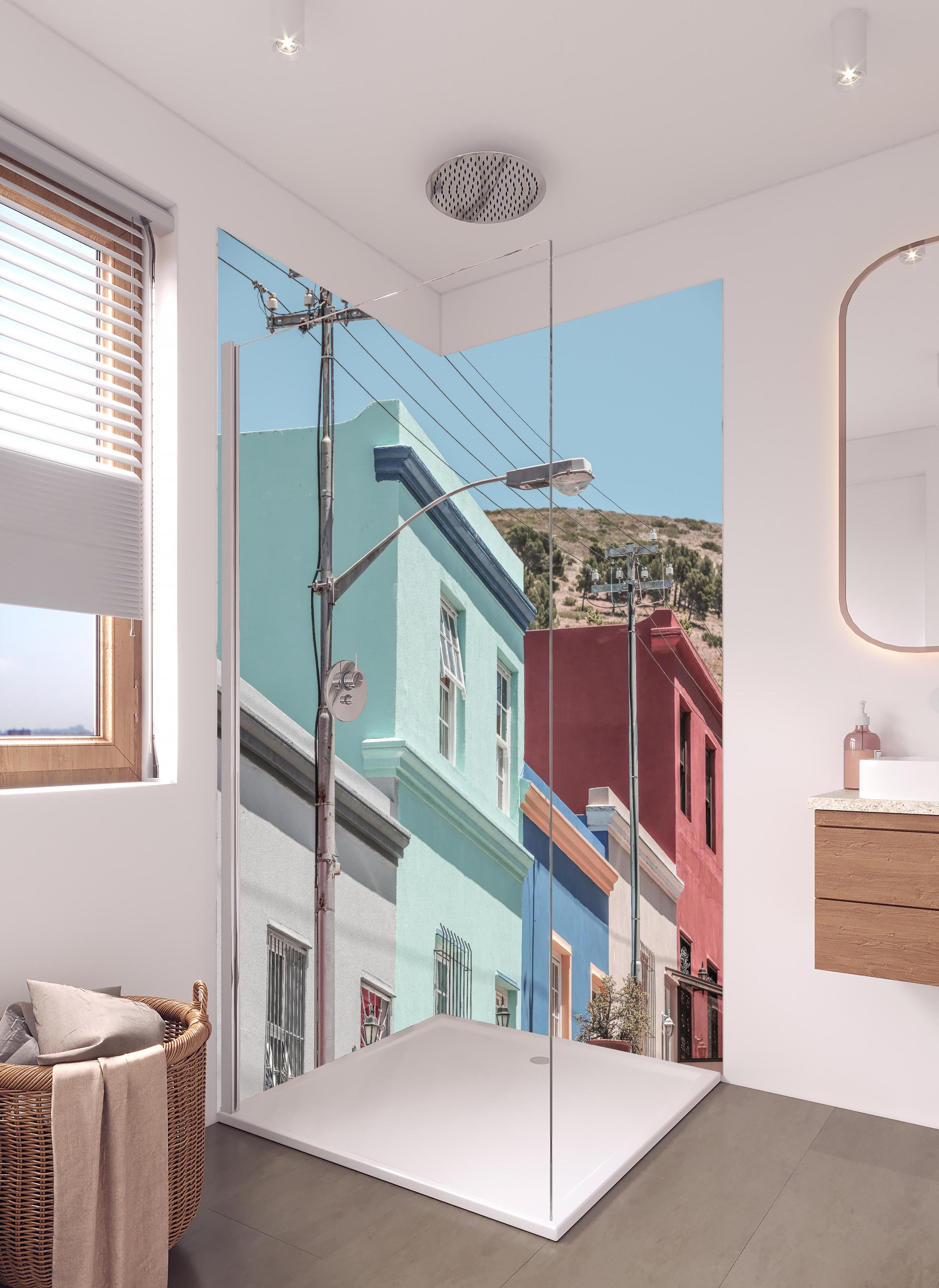 Duschrückwand - Bunte Gebäude - Bo-Kaap, Kapstadt in hellem Badezimmer mit Regenduschkopf - zweiteilige Eck-Duschrückwand