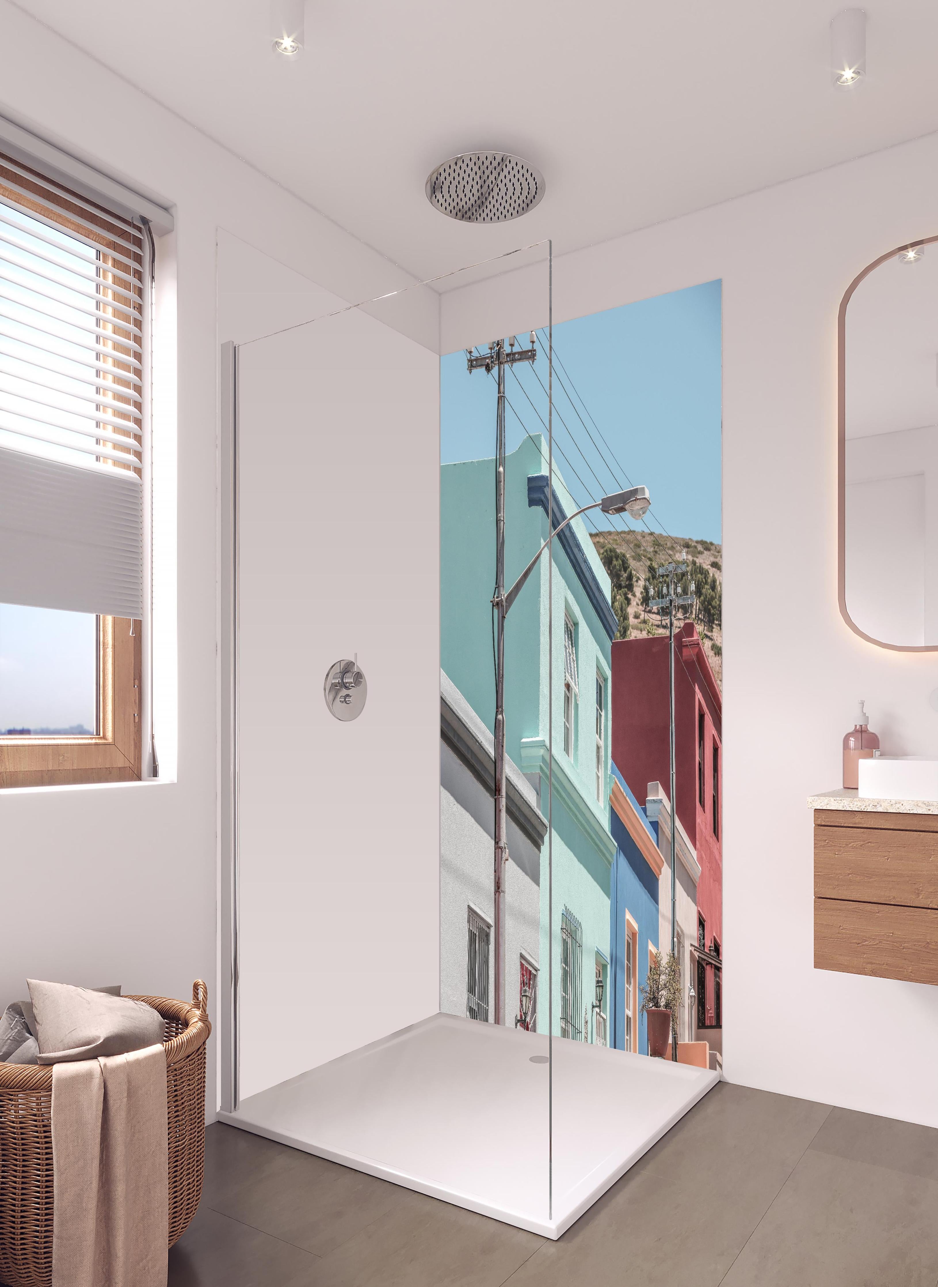 Duschrückwand - Bunte Gebäude - Bo-Kaap, Kapstadt in hellem Badezimmer mit Regenduschkopf - zweiteilige Eck-Duschrückwand