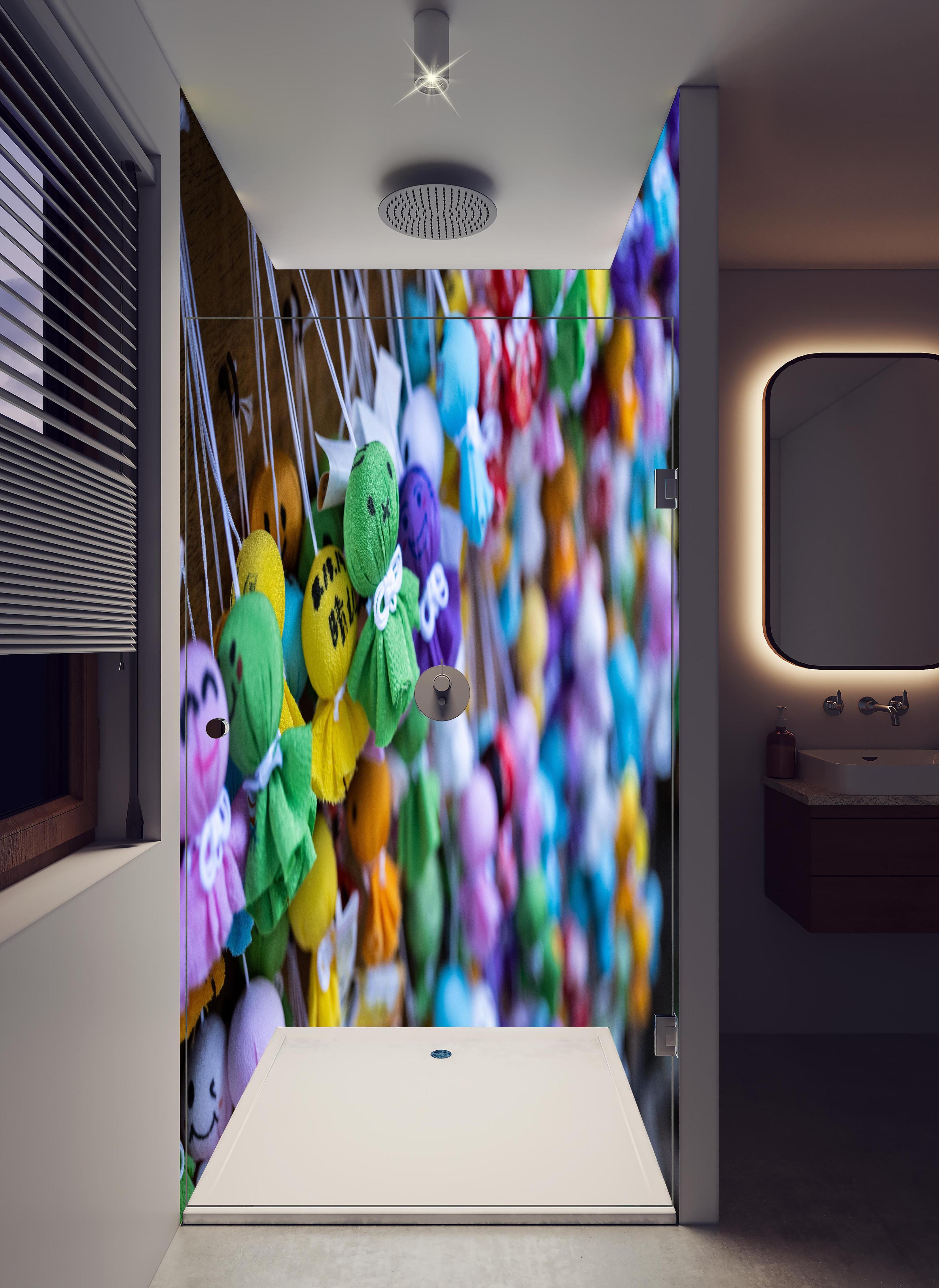 Duschrückwand - Bunte Glücksbringer in hellem Badezimmer mit Regenduschkopf - zweiteilige Eck-Duschrückwand