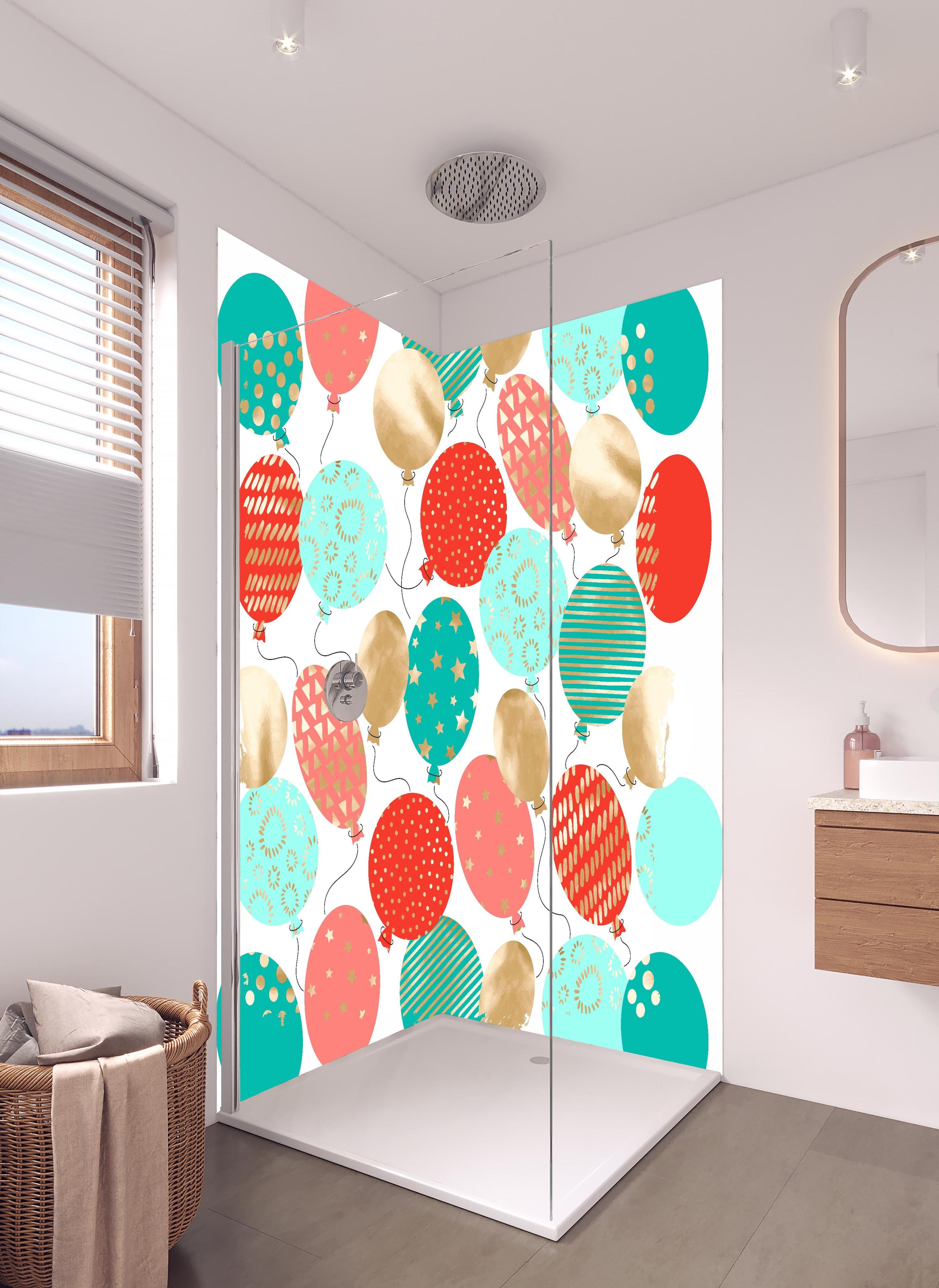 Duschrückwand - Bunte Luftballons Party-Deko Set in hellem Badezimmer mit Regenduschkopf - zweiteilige Eck-Duschrückwand