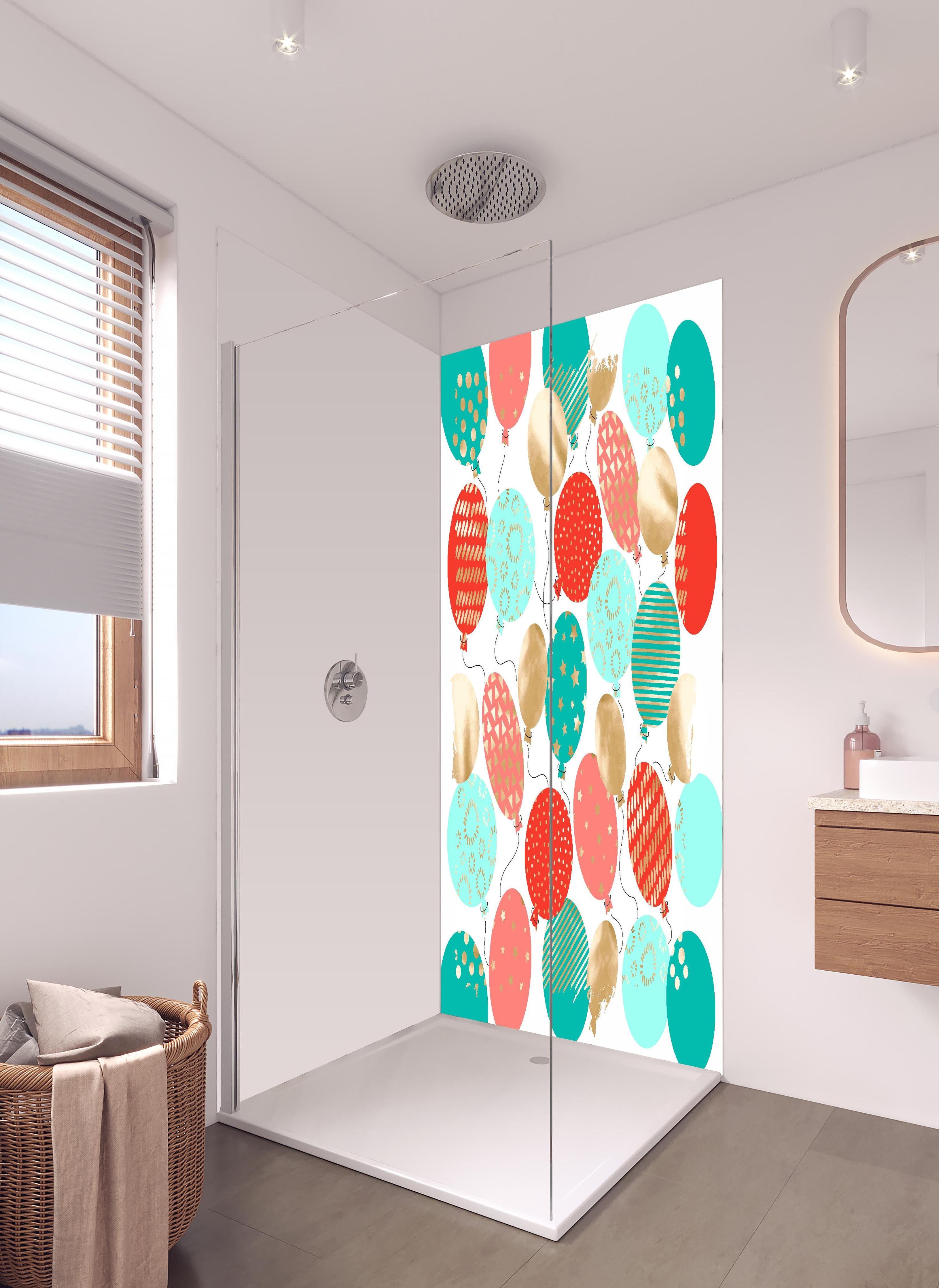 Duschrückwand - Bunte Luftballons Party-Deko Set in hellem Badezimmer mit Regenduschkopf - zweiteilige Eck-Duschrückwand