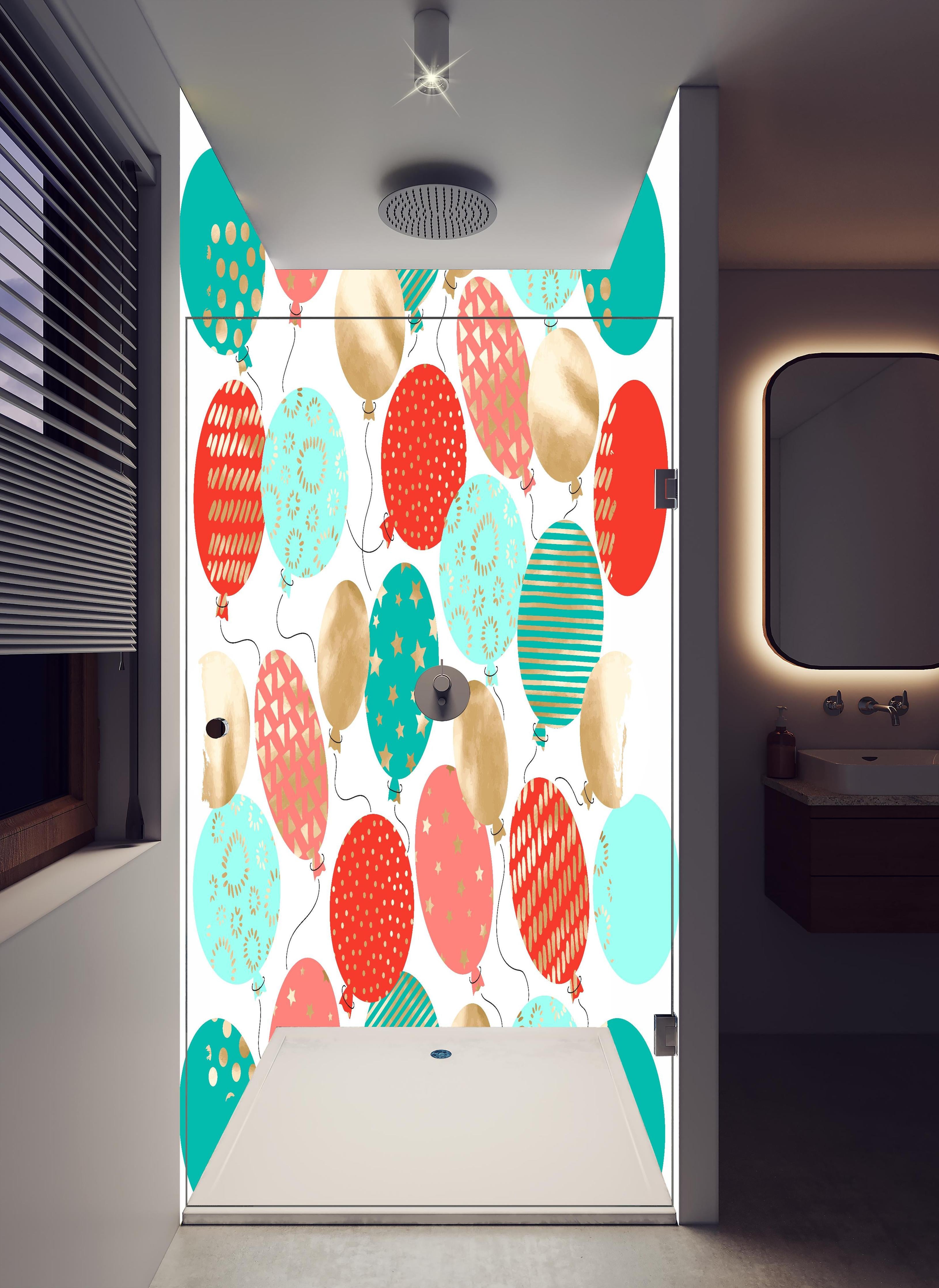 Duschrückwand - Bunte Luftballons Party-Deko Set in hellem Badezimmer mit Regenduschkopf - zweiteilige Eck-Duschrückwand