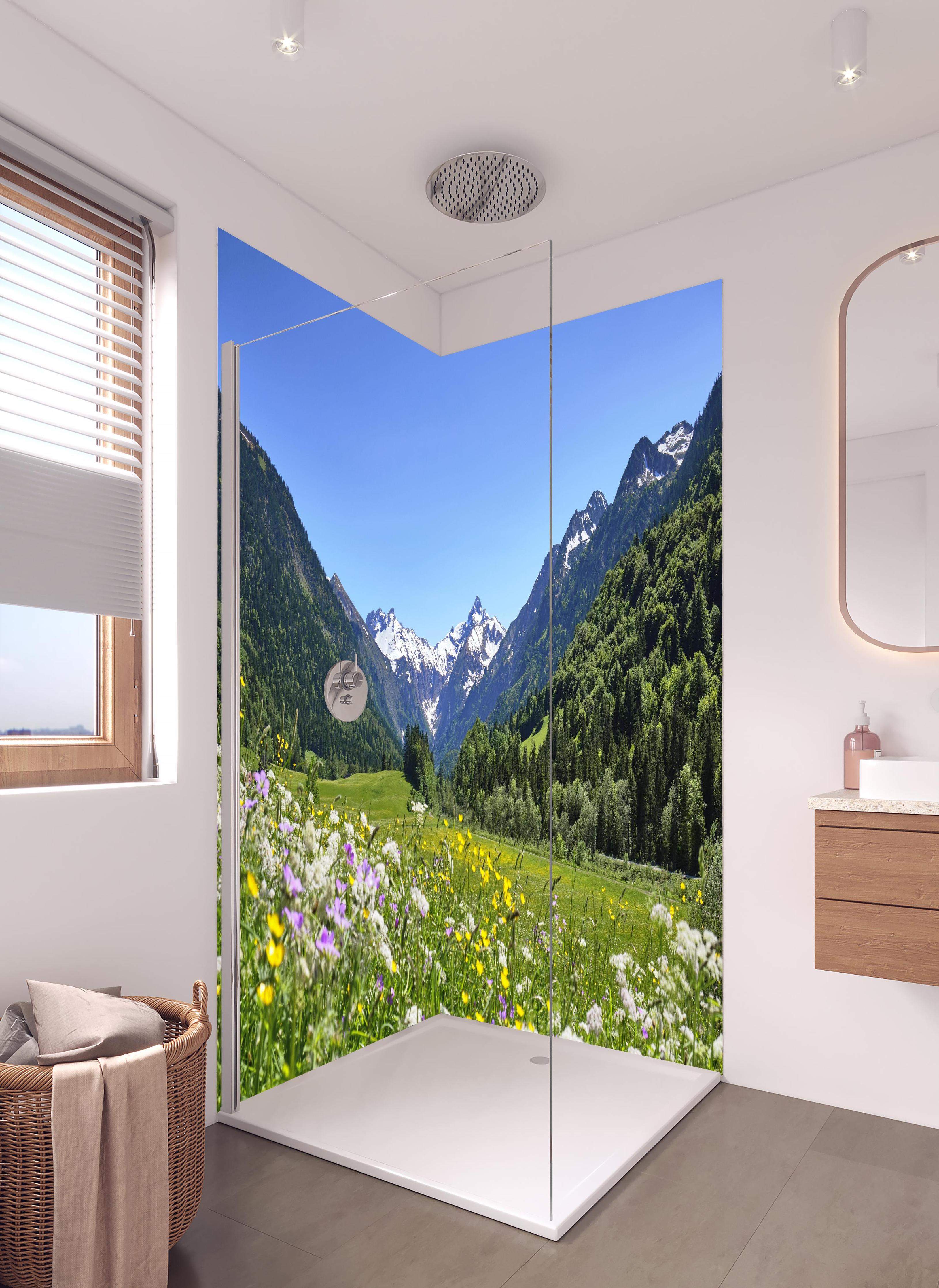 Duschrückwand - Bunte Wiese in den Alpen in hellem Badezimmer mit Regenduschkopf - zweiteilige Eck-Duschrückwand