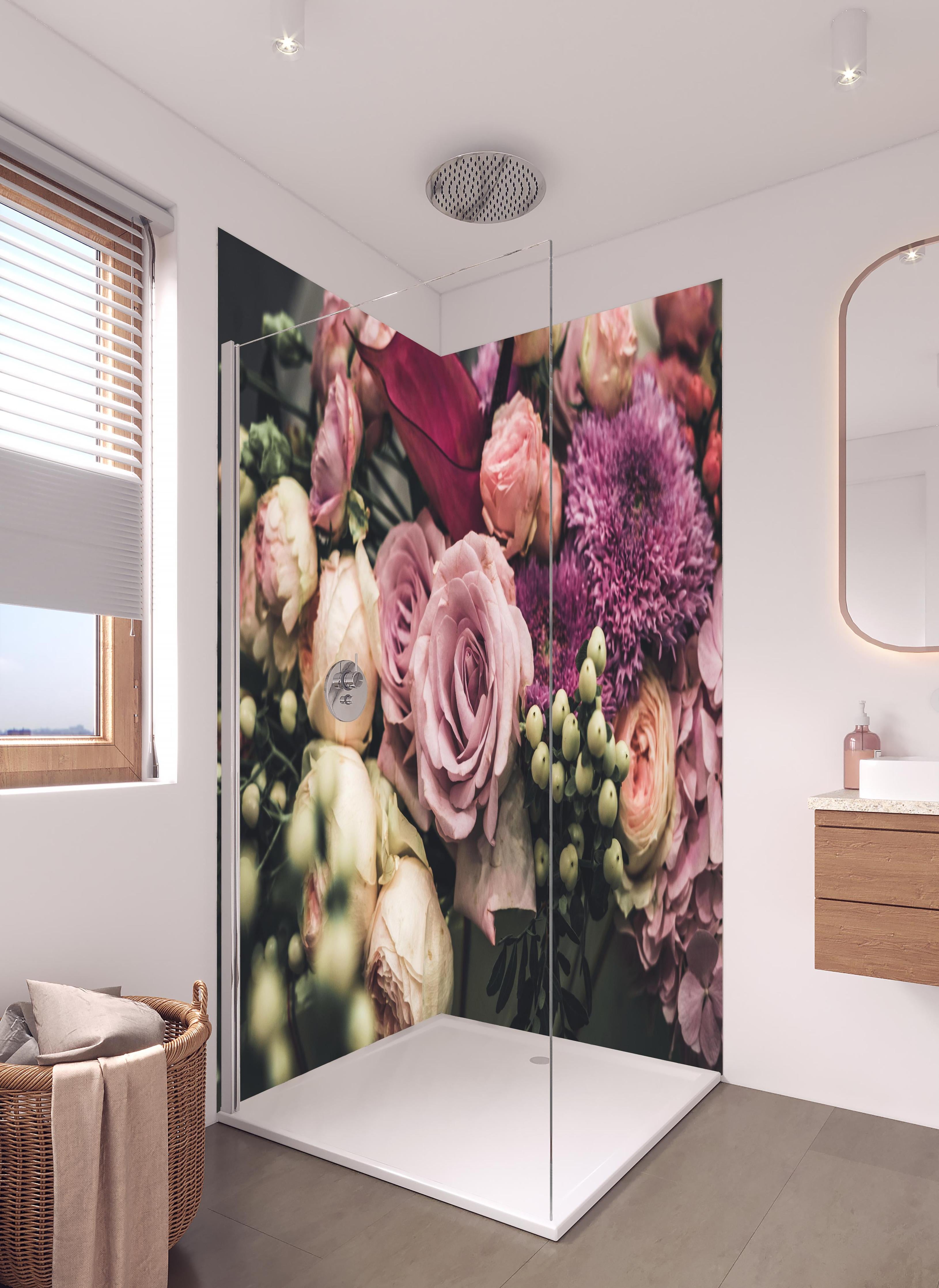 Duschrückwand - Buntes Blumenbouquet in hellem Badezimmer mit Regenduschkopf - zweiteilige Eck-Duschrückwand