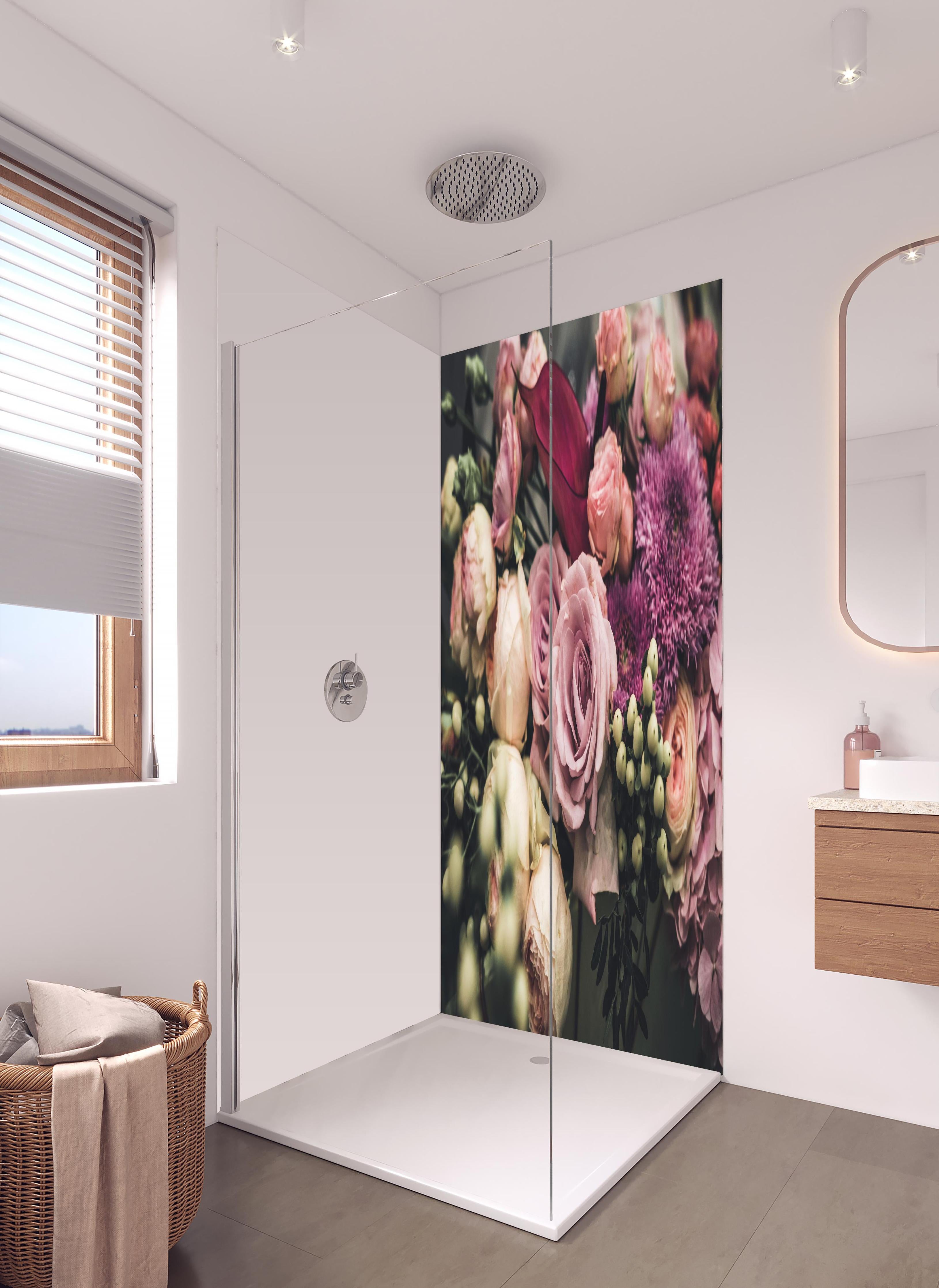 Duschrückwand - Buntes Blumenbouquet in hellem Badezimmer mit Regenduschkopf - zweiteilige Eck-Duschrückwand