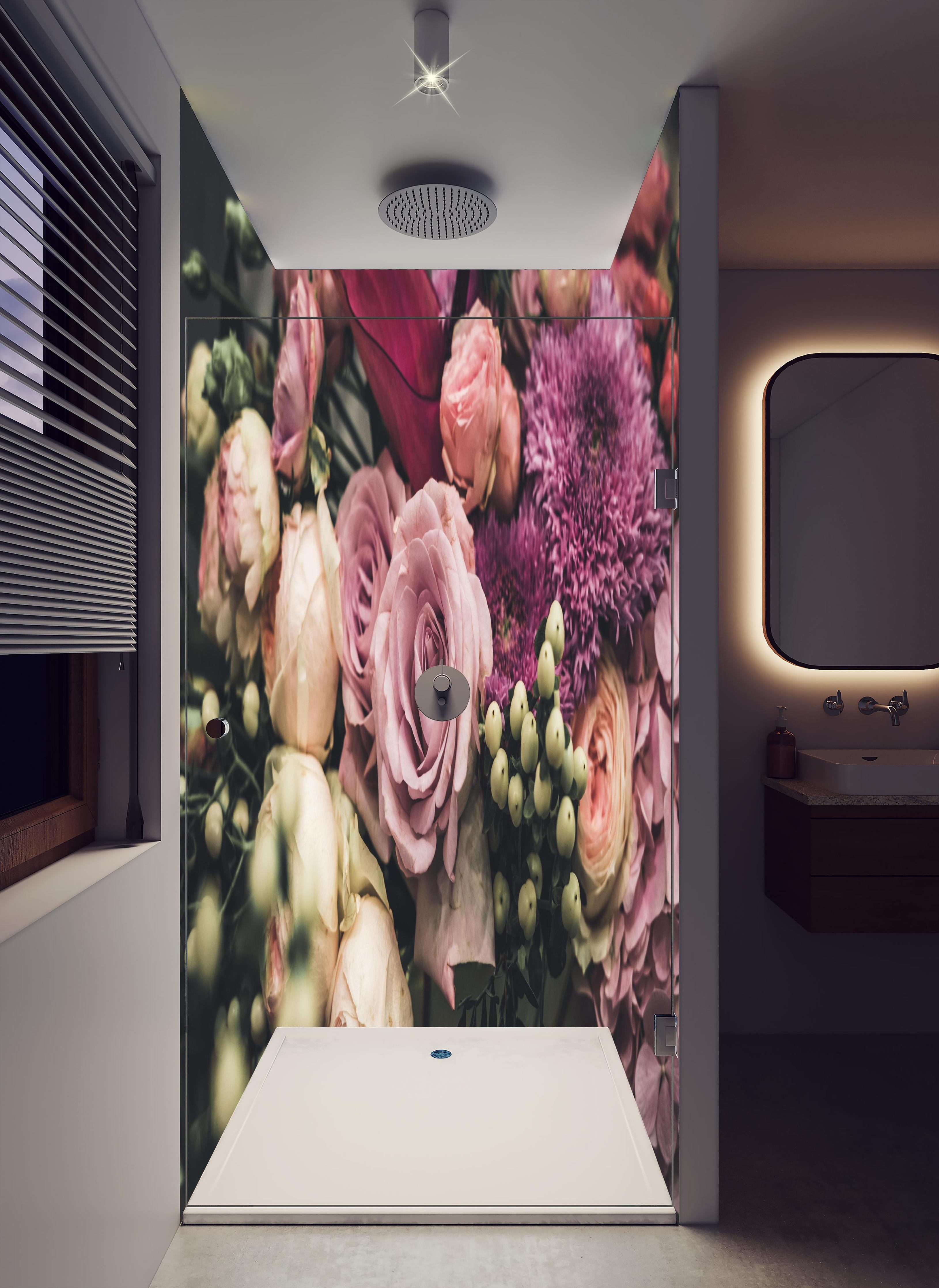 Duschrückwand - Buntes Blumenbouquet in hellem Badezimmer mit Regenduschkopf - zweiteilige Eck-Duschrückwand