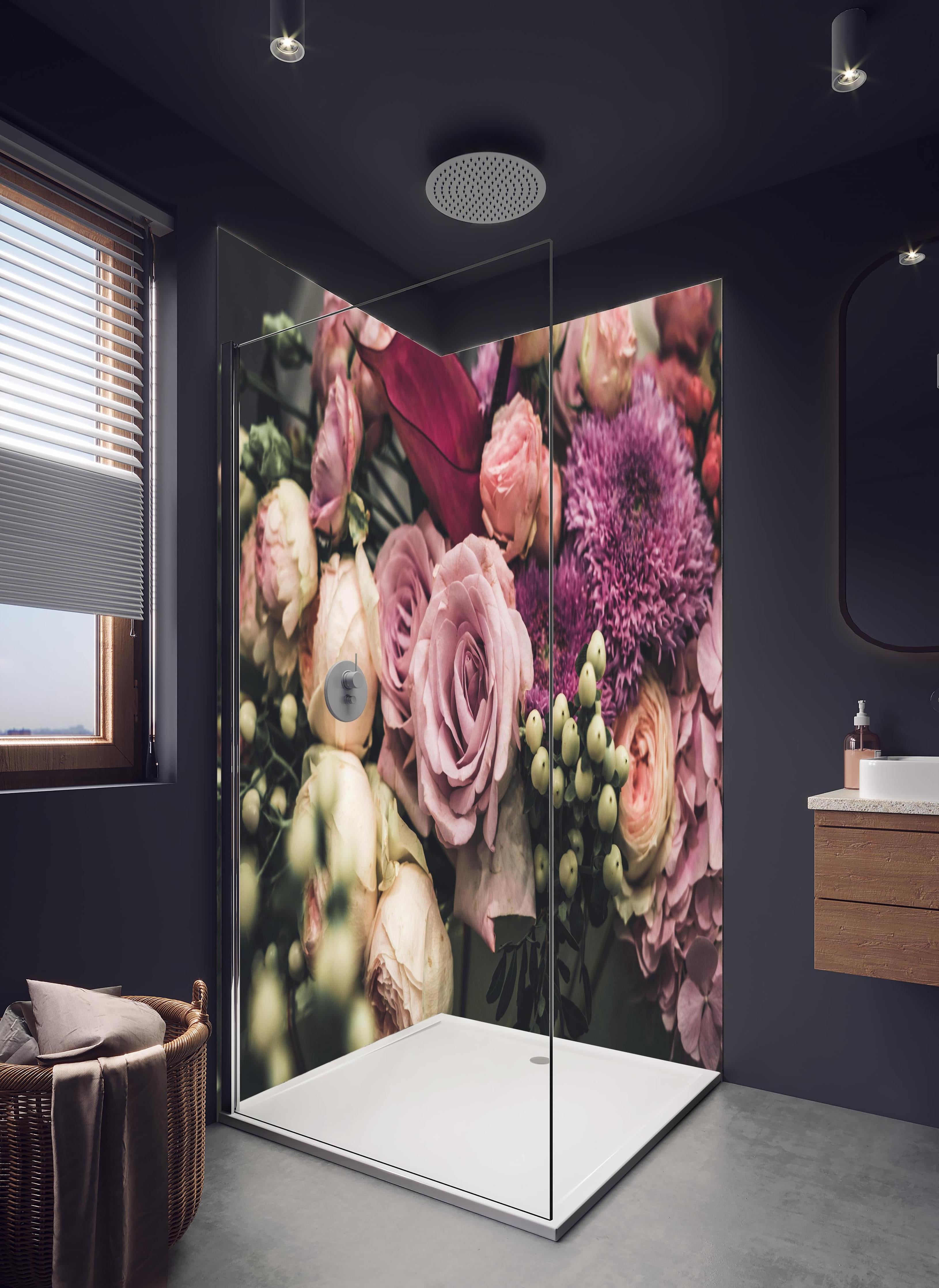 Duschrückwand - Buntes Blumenbouquet in hellem Badezimmer mit Regenduschkopf - zweiteilige Eck-Duschrückwand
