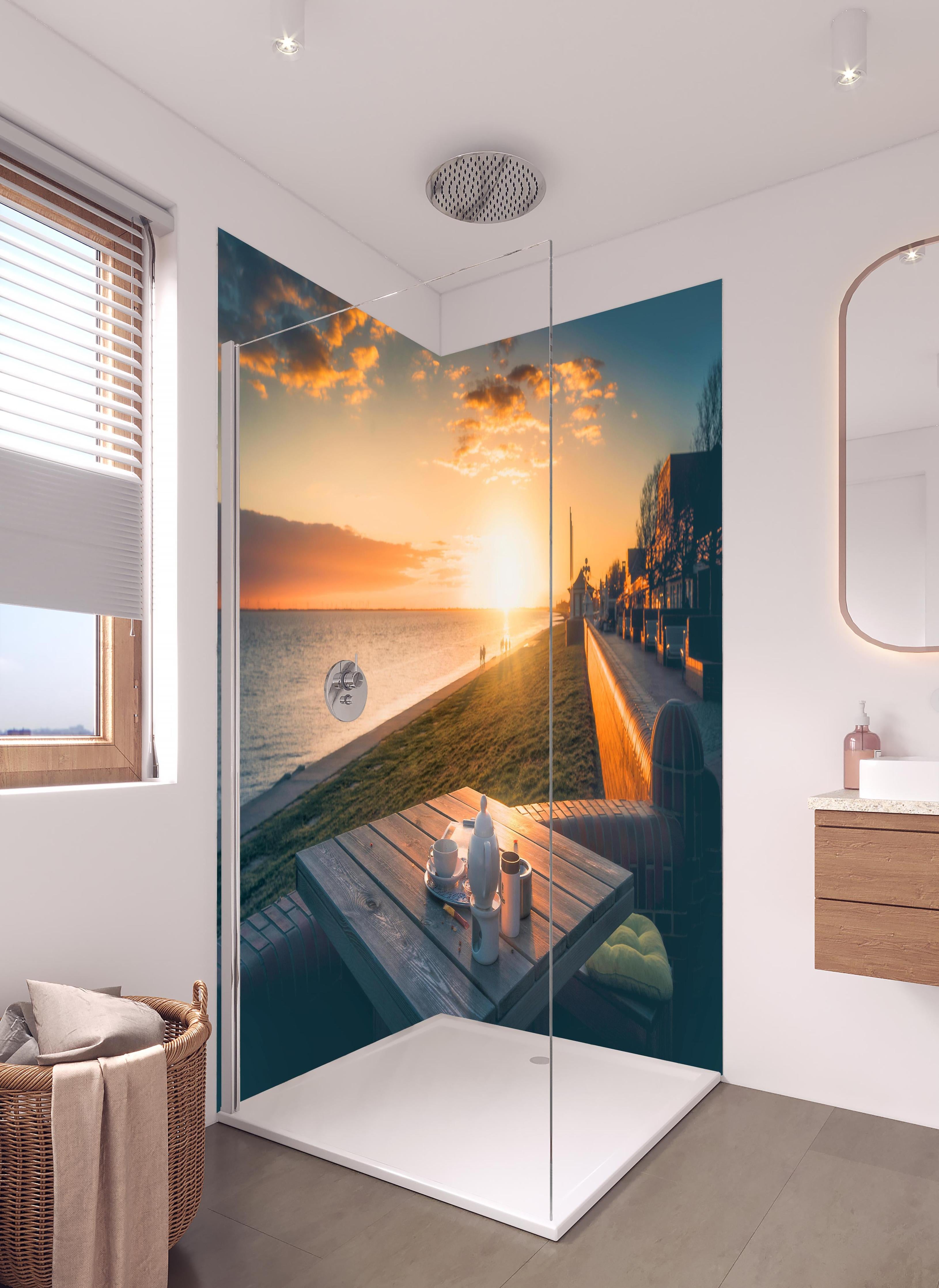 Duschrückwand - Cafe am sonnigen Südstrand - Wilhelmshaven in hellem Badezimmer mit Regenduschkopf - zweiteilige Eck-Duschrückwand