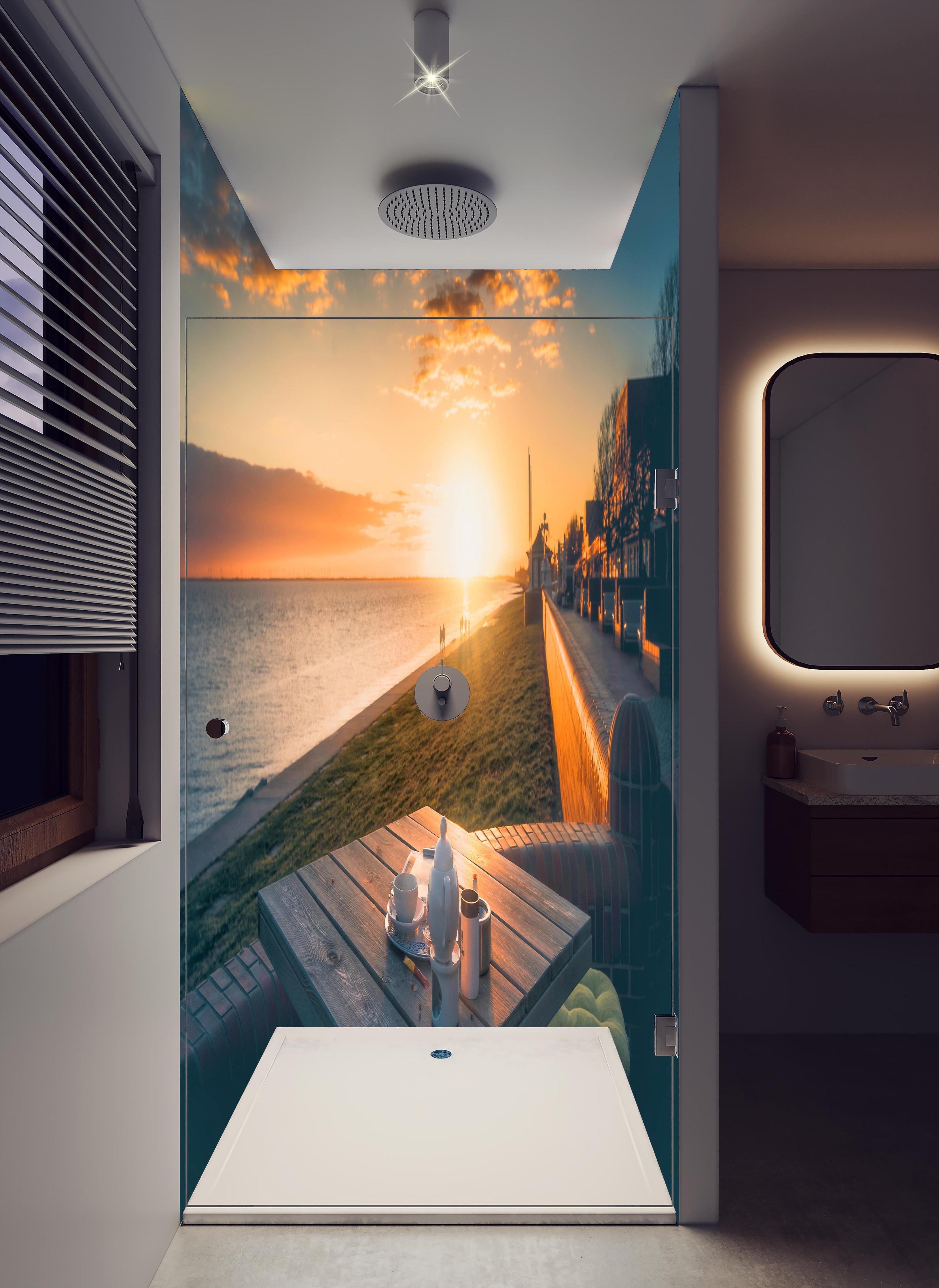 Duschrückwand - Cafe am sonnigen Südstrand - Wilhelmshaven in hellem Badezimmer mit Regenduschkopf - zweiteilige Eck-Duschrückwand