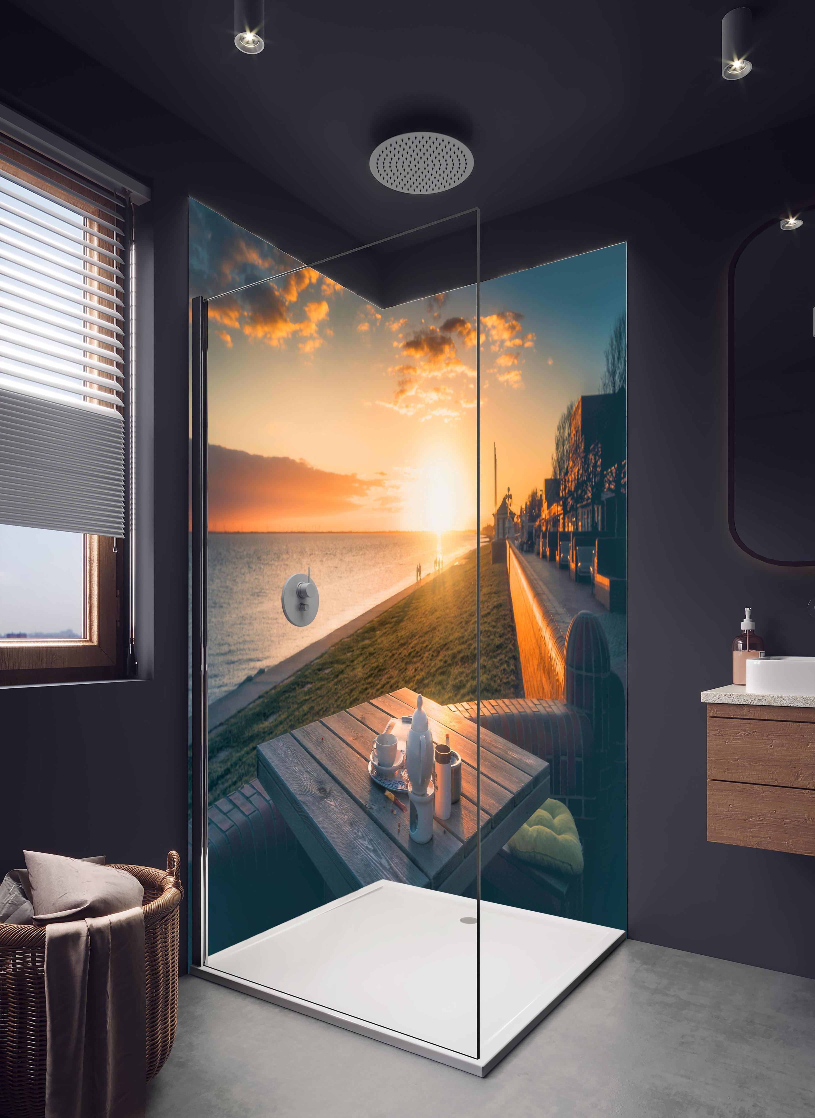 Duschrückwand - Cafe am sonnigen Südstrand - Wilhelmshaven in hellem Badezimmer mit Regenduschkopf - zweiteilige Eck-Duschrückwand