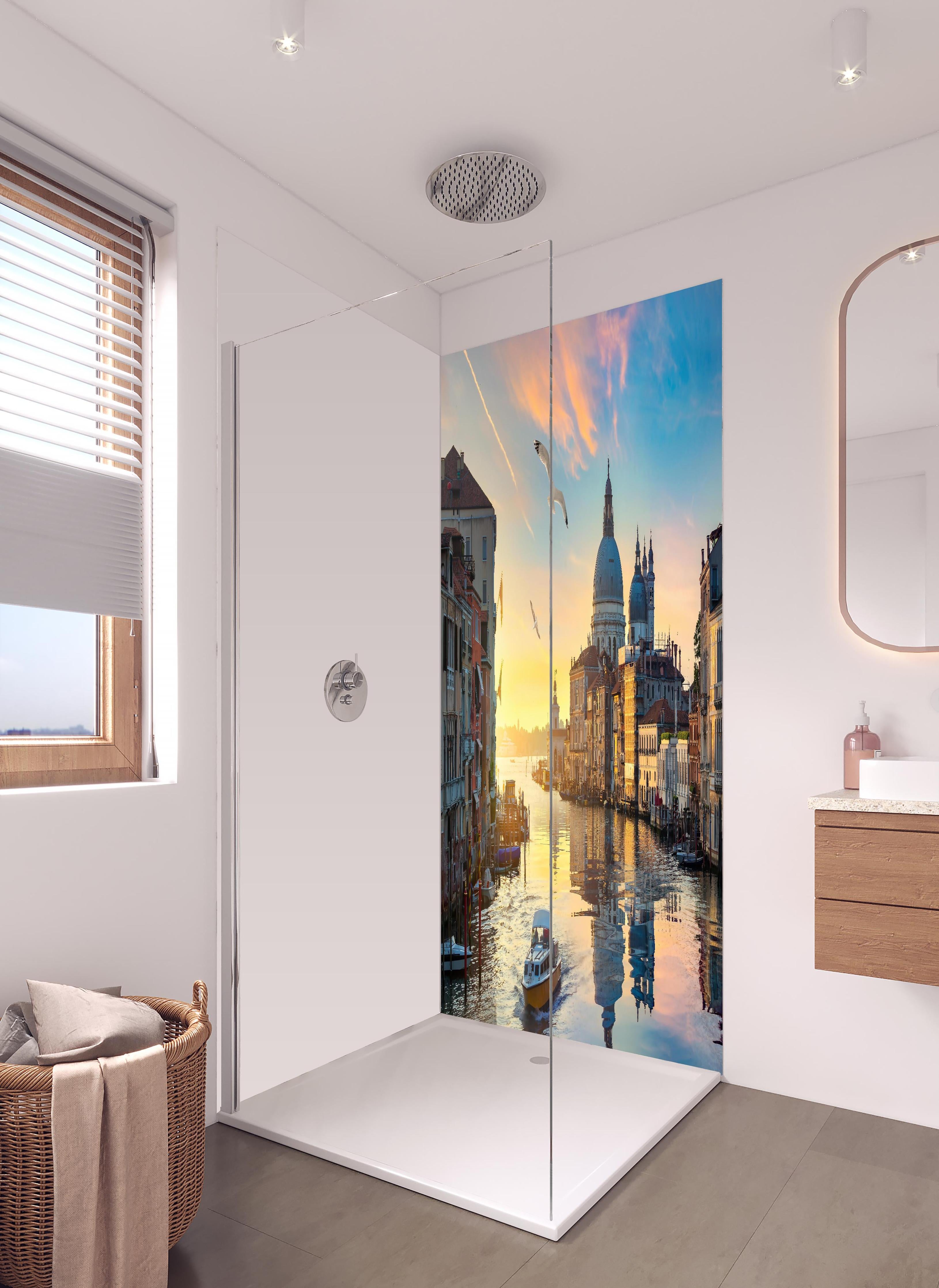 Duschrückwand - Canal Grande bei Abendlicht in hellem Badezimmer mit Regenduschkopf - zweiteilige Eck-Duschrückwand