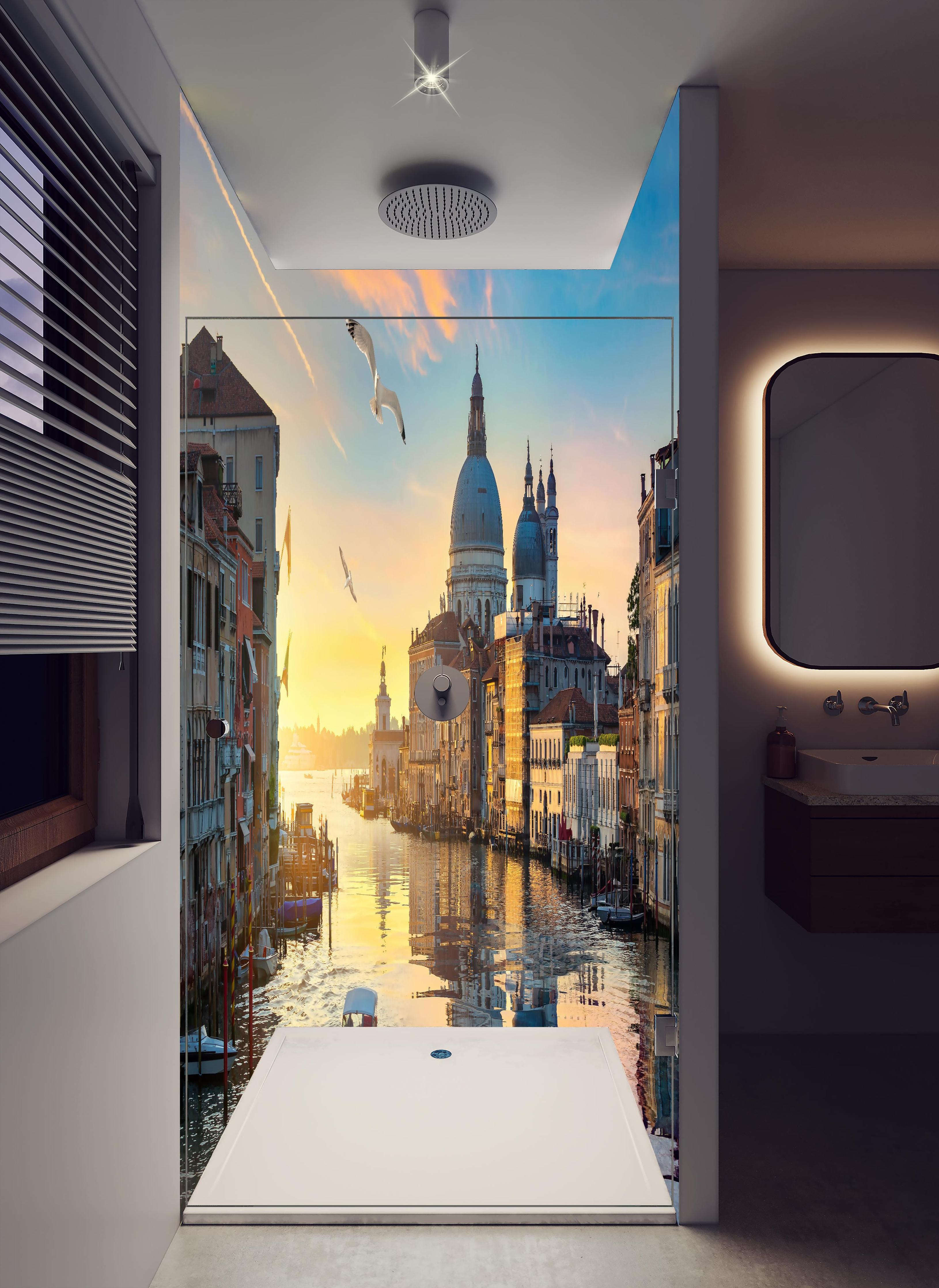 Duschrückwand - Canal Grande bei Abendlicht in hellem Badezimmer mit Regenduschkopf - zweiteilige Eck-Duschrückwand