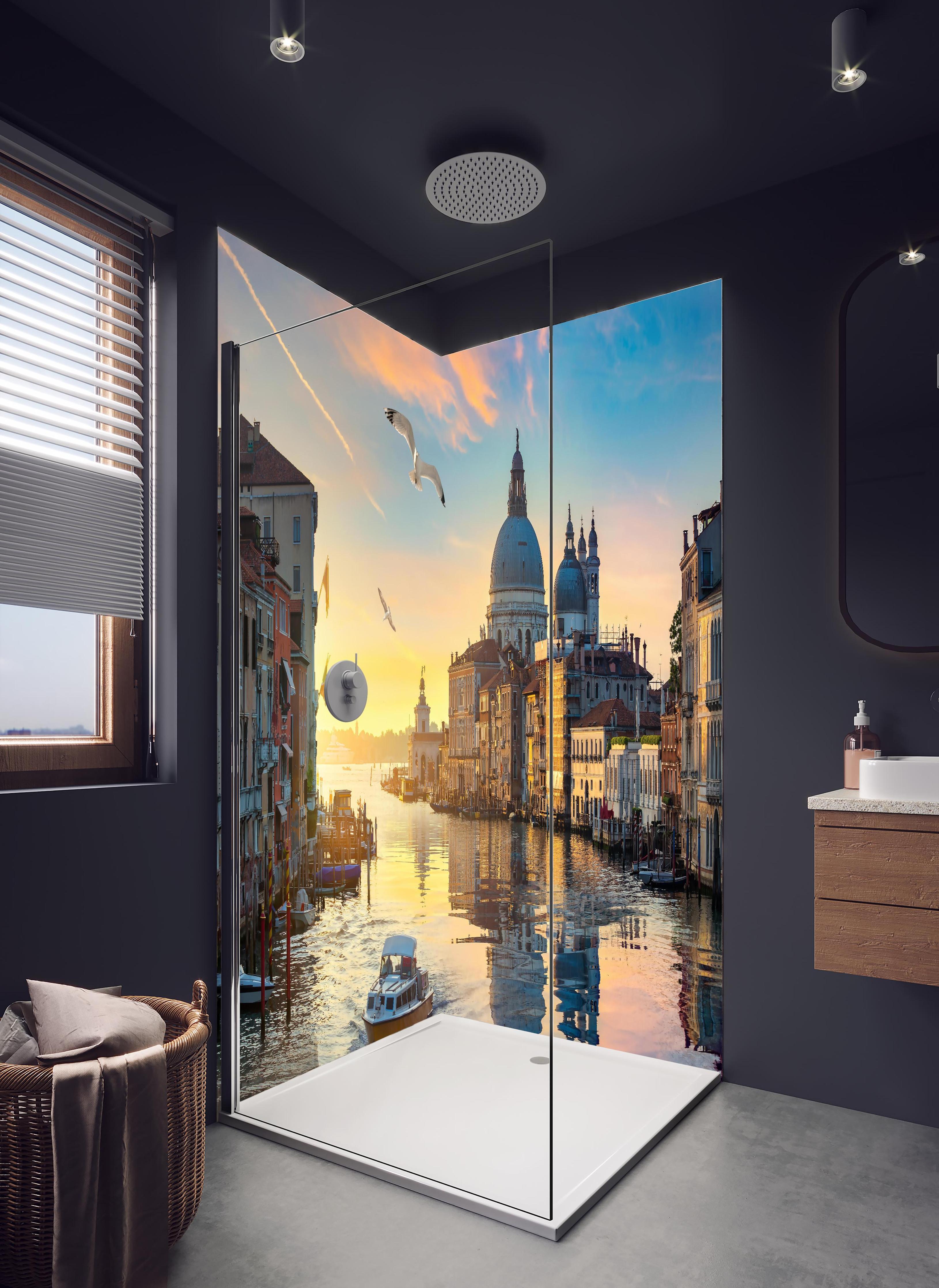 Duschrückwand - Canal Grande bei Abendlicht in hellem Badezimmer mit Regenduschkopf - zweiteilige Eck-Duschrückwand