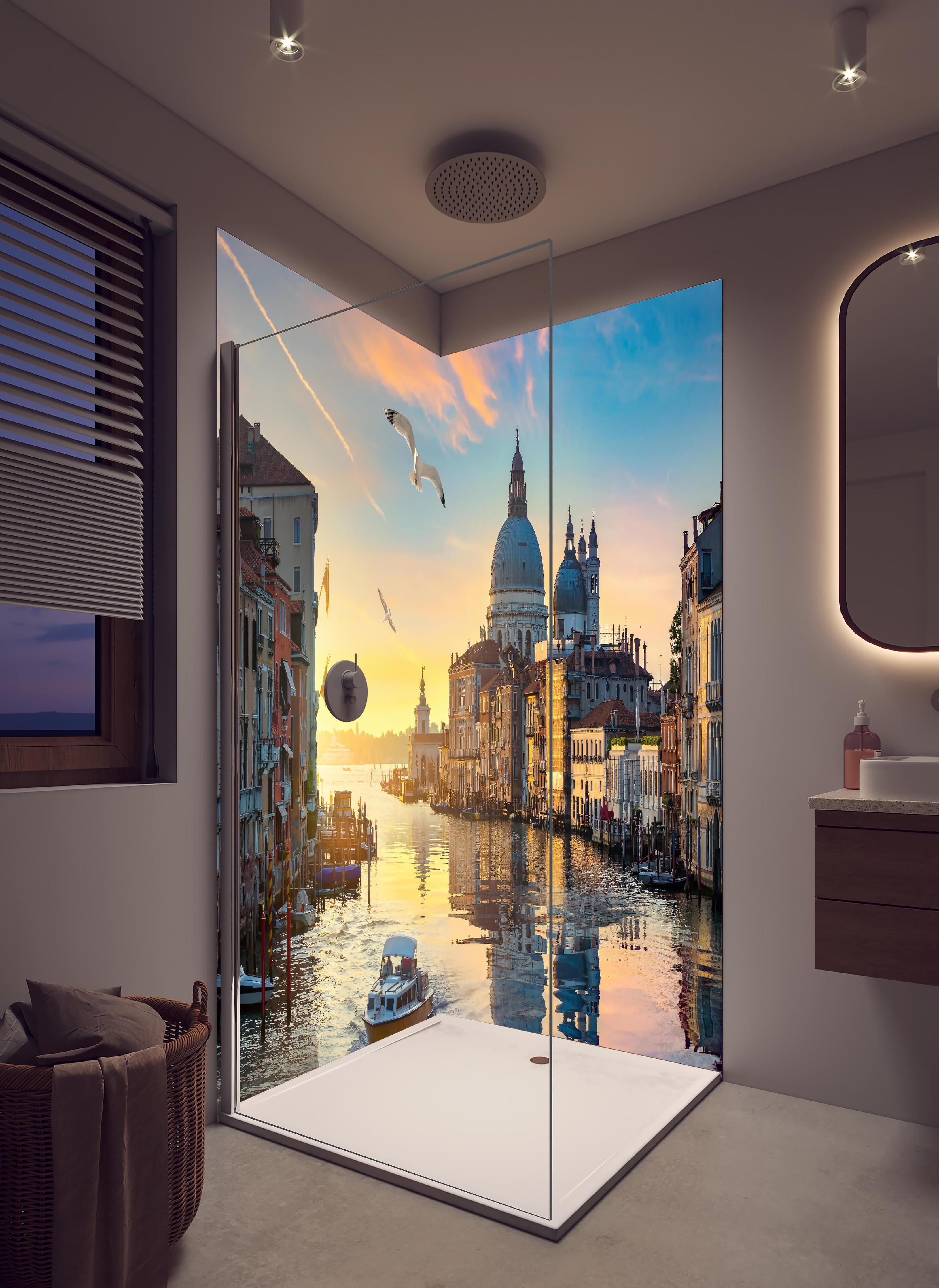 Duschrückwand - Canal Grande bei Abendlicht in hellem Badezimmer mit Regenduschkopf - zweiteilige Eck-Duschrückwand