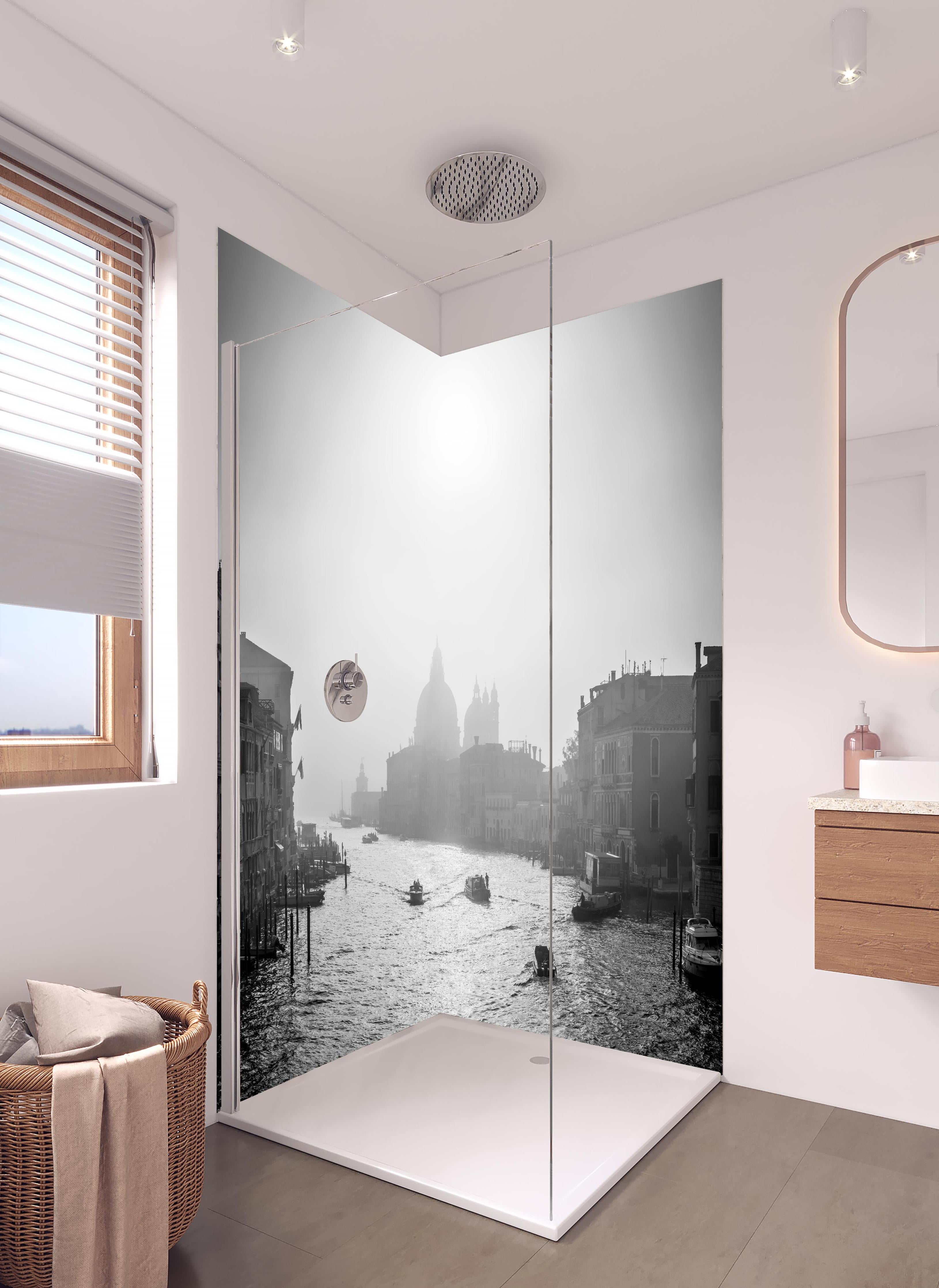 Duschrückwand - Canal Grande in Schwarz-weiß in hellem Badezimmer mit Regenduschkopf - zweiteilige Eck-Duschrückwand