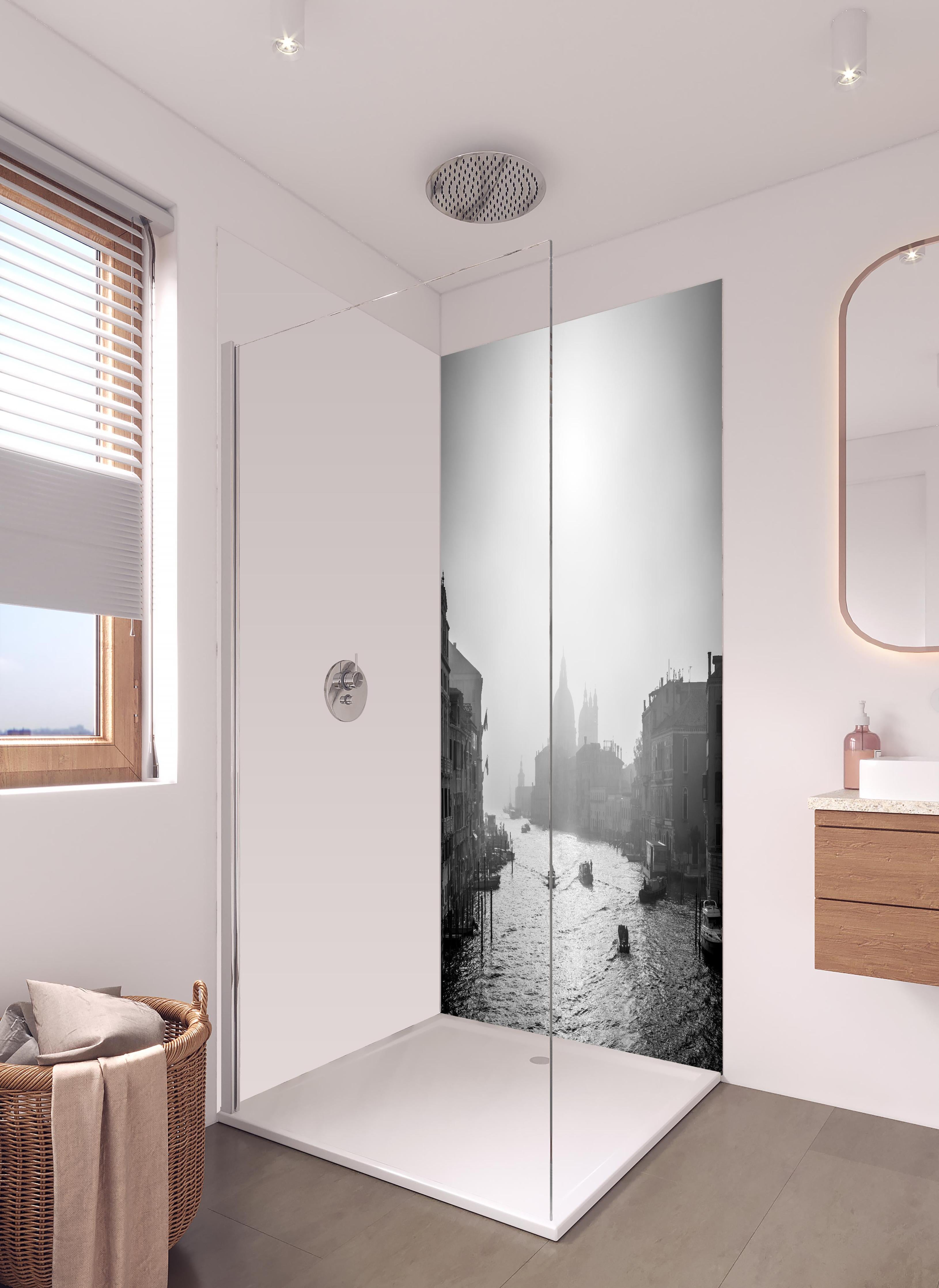 Duschrückwand - Canal Grande in Schwarz-weiß in hellem Badezimmer mit Regenduschkopf - zweiteilige Eck-Duschrückwand