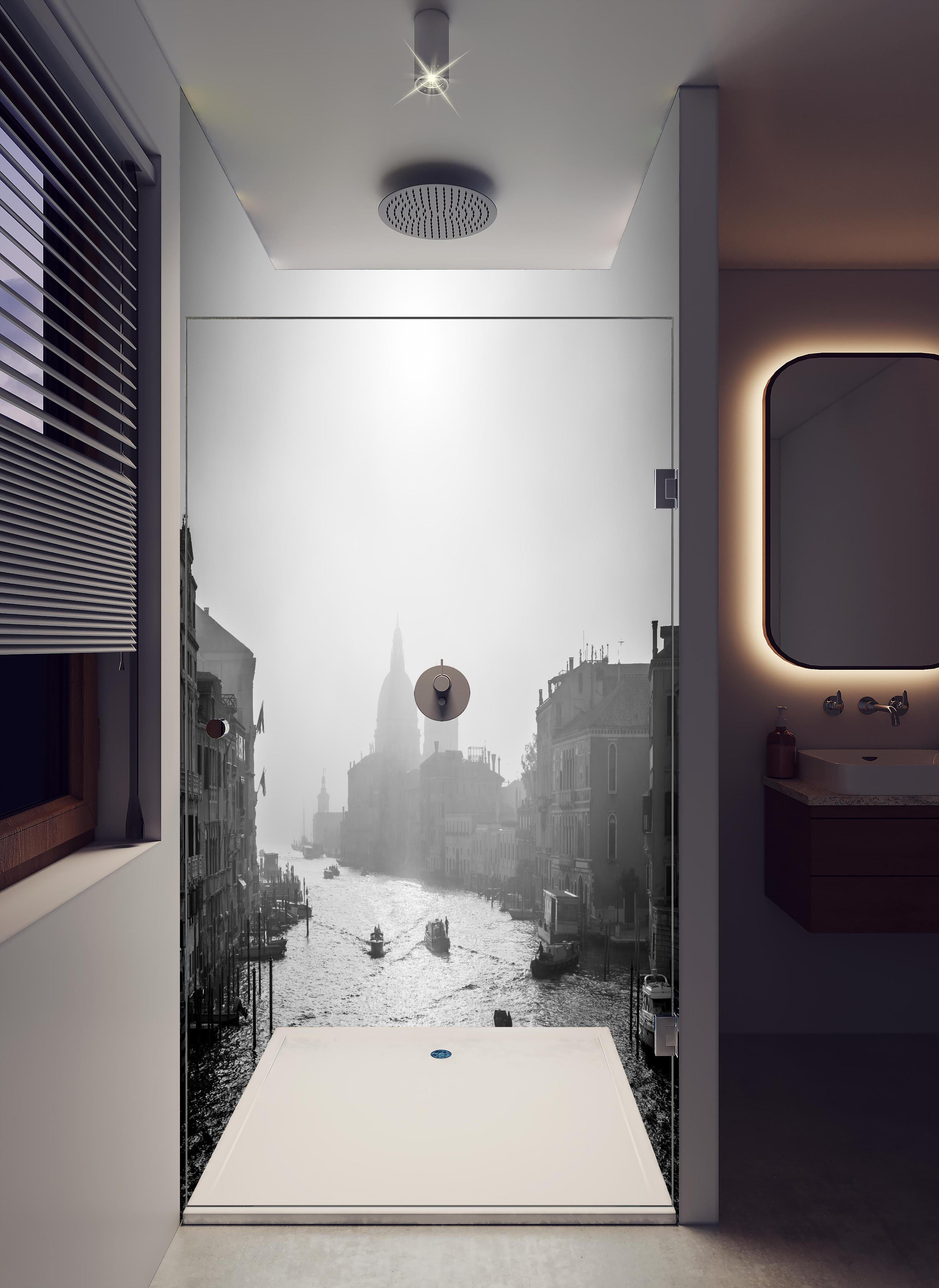 Duschrückwand - Canal Grande in Schwarz-weiß in hellem Badezimmer mit Regenduschkopf - zweiteilige Eck-Duschrückwand