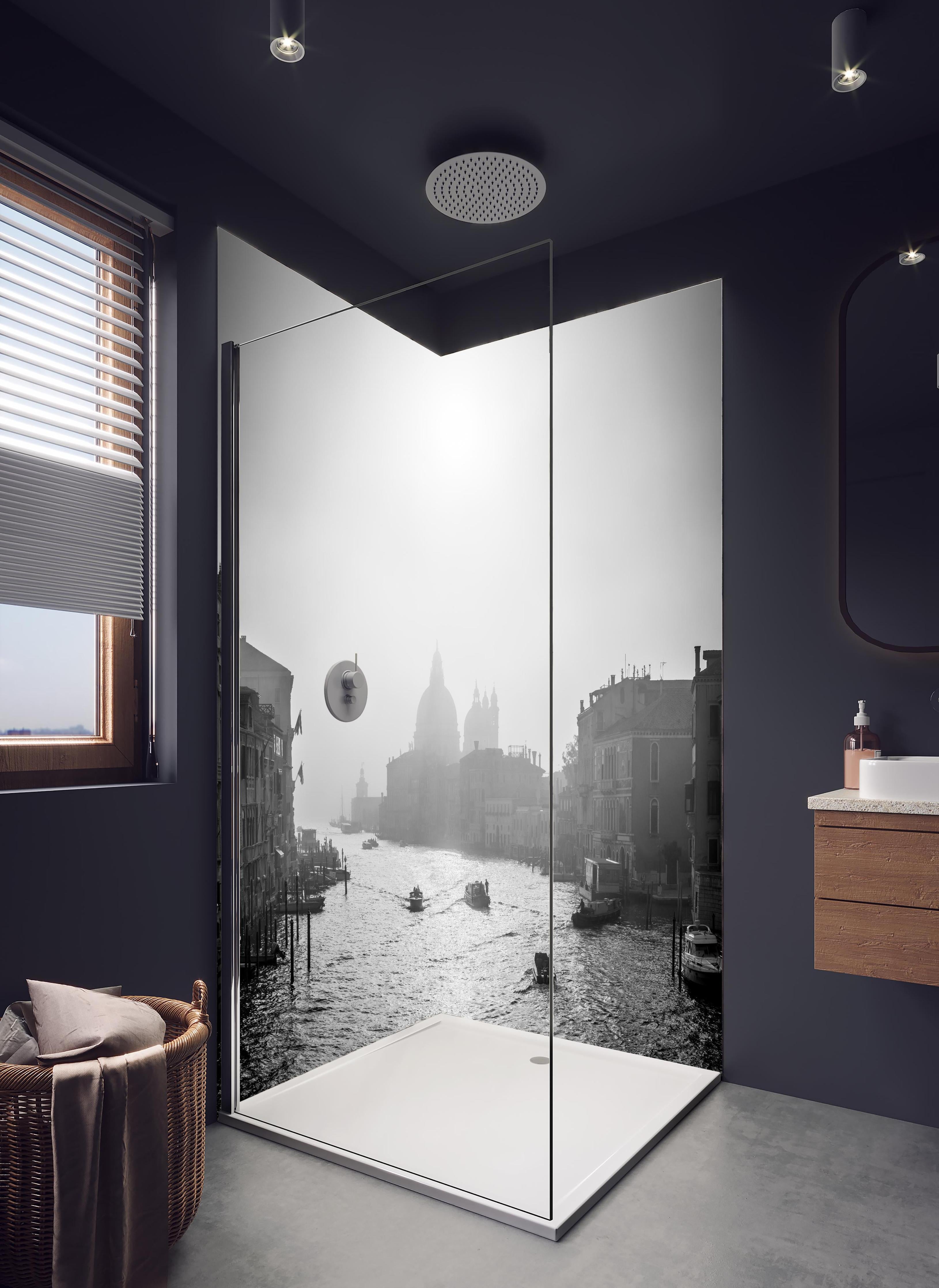 Duschrückwand - Canal Grande in Schwarz-weiß in hellem Badezimmer mit Regenduschkopf - zweiteilige Eck-Duschrückwand