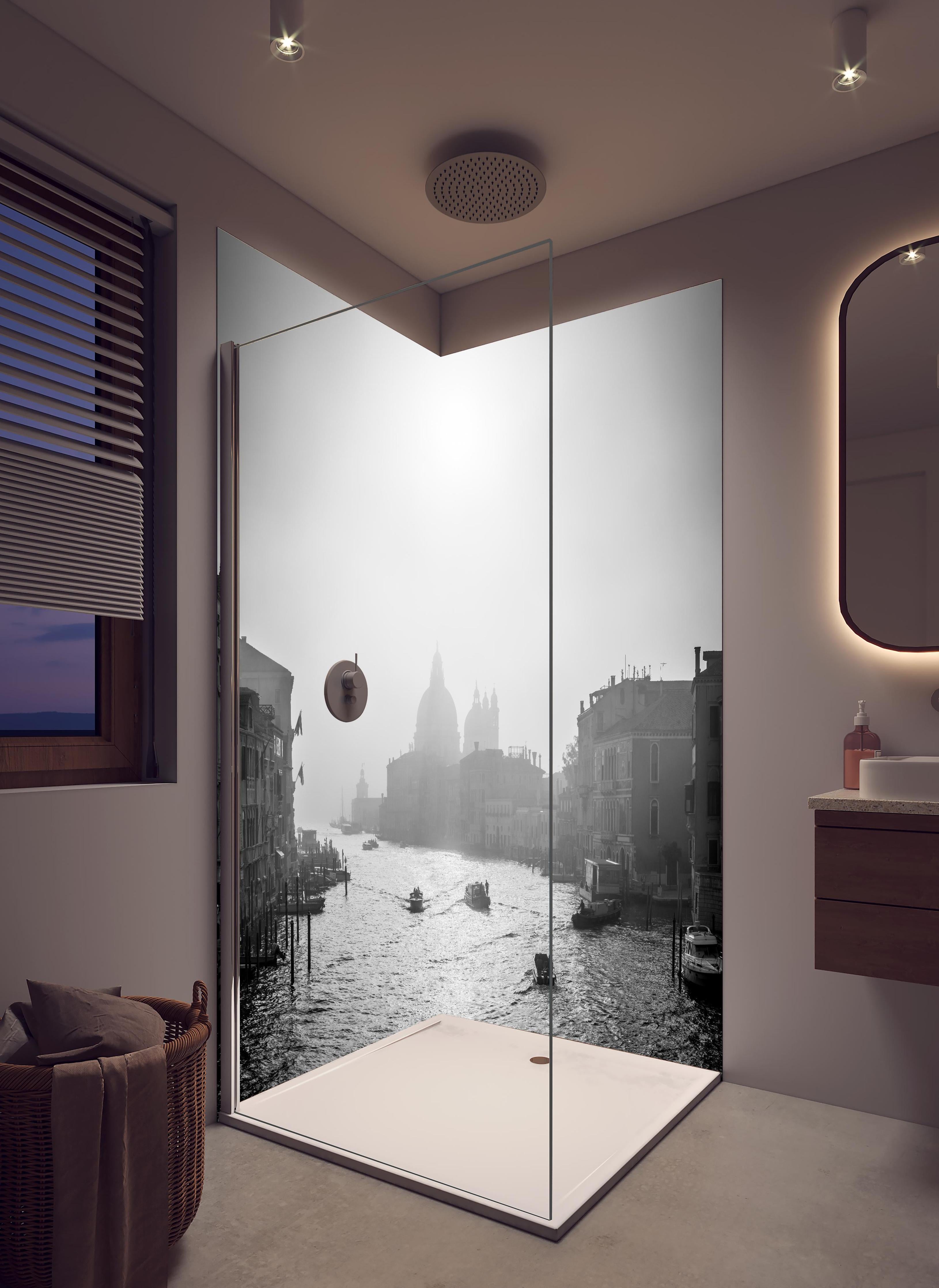 Duschrückwand - Canal Grande in Schwarz-weiß in hellem Badezimmer mit Regenduschkopf - zweiteilige Eck-Duschrückwand