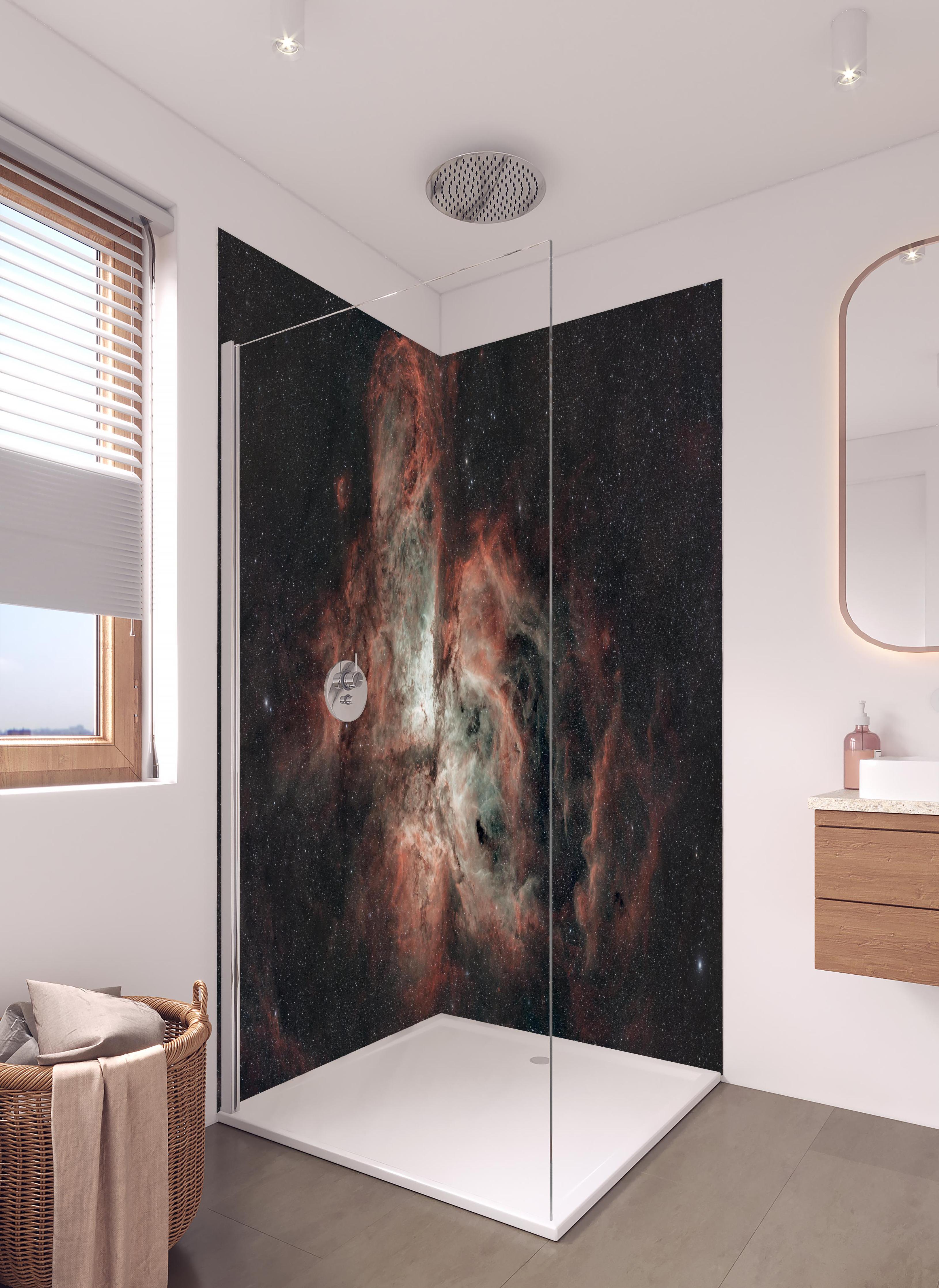 Duschrückwand - Carinanebel - Sternenbild in hellem Badezimmer mit Regenduschkopf - zweiteilige Eck-Duschrückwand