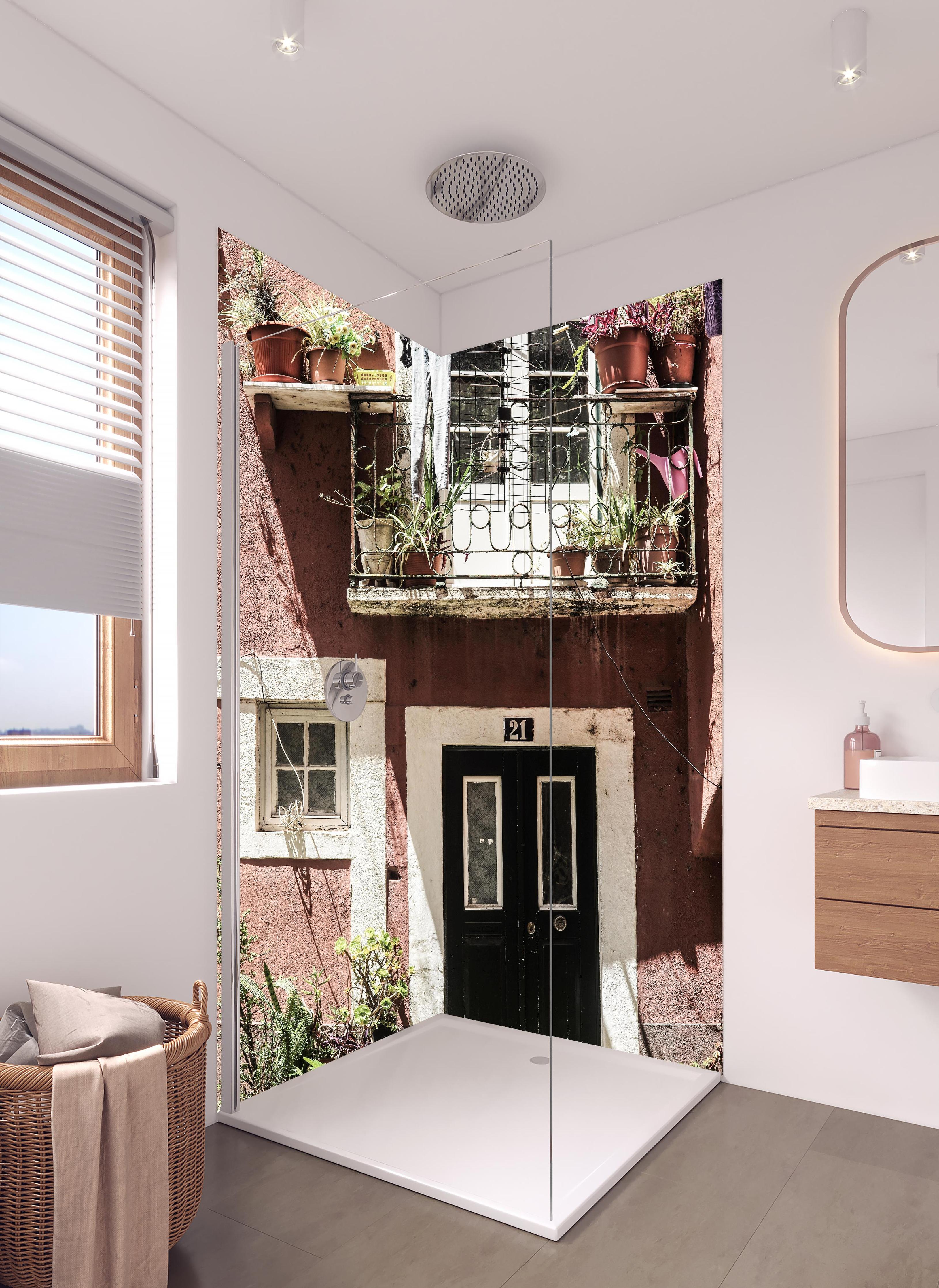 Duschrückwand - Charmante Bohème Balkonbotanik Urban Szene in hellem Badezimmer mit Regenduschkopf - zweiteilige Eck-Duschrückwand