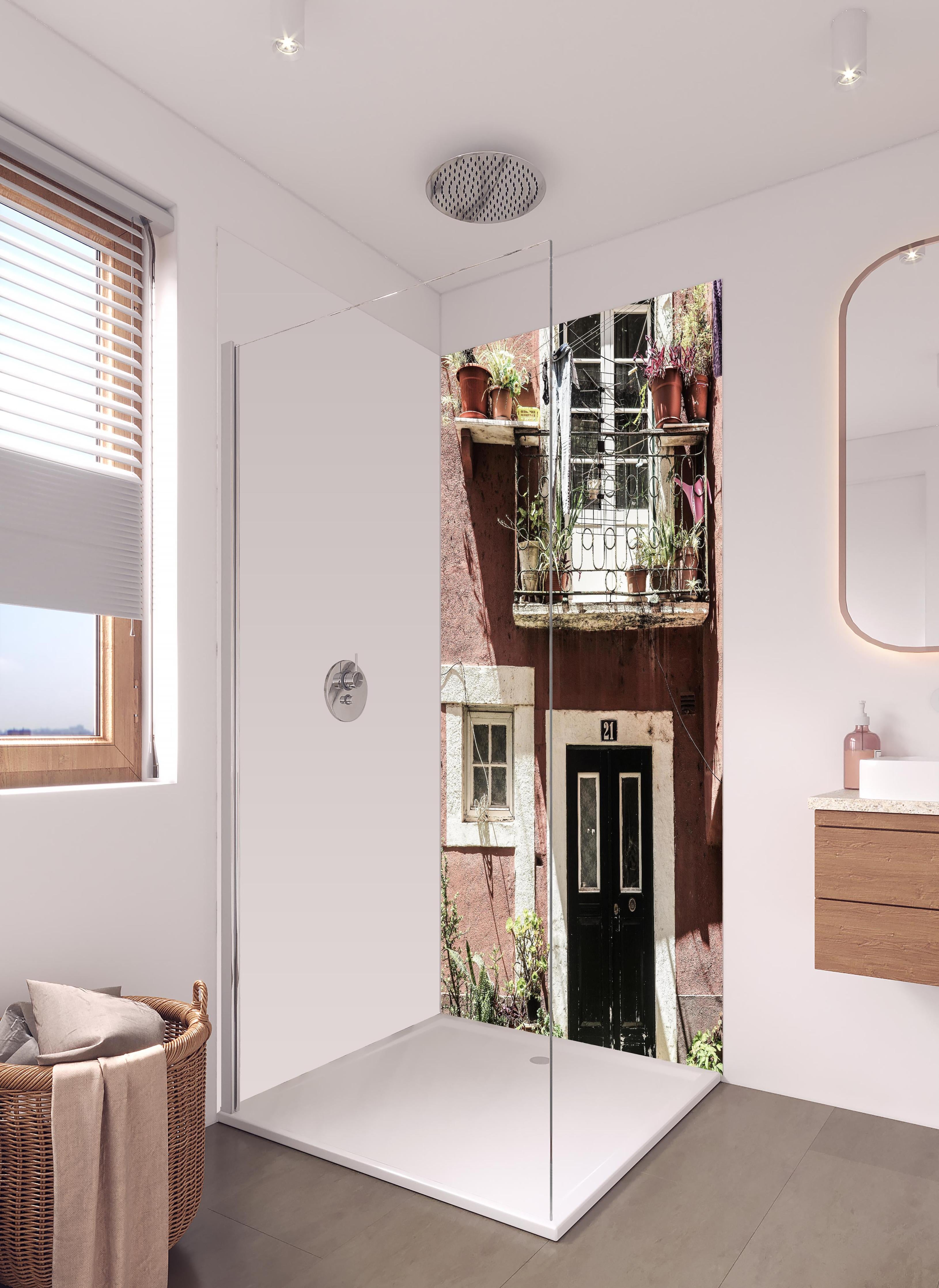 Duschrückwand - Charmante Bohème Balkonbotanik Urban Szene in hellem Badezimmer mit Regenduschkopf - zweiteilige Eck-Duschrückwand