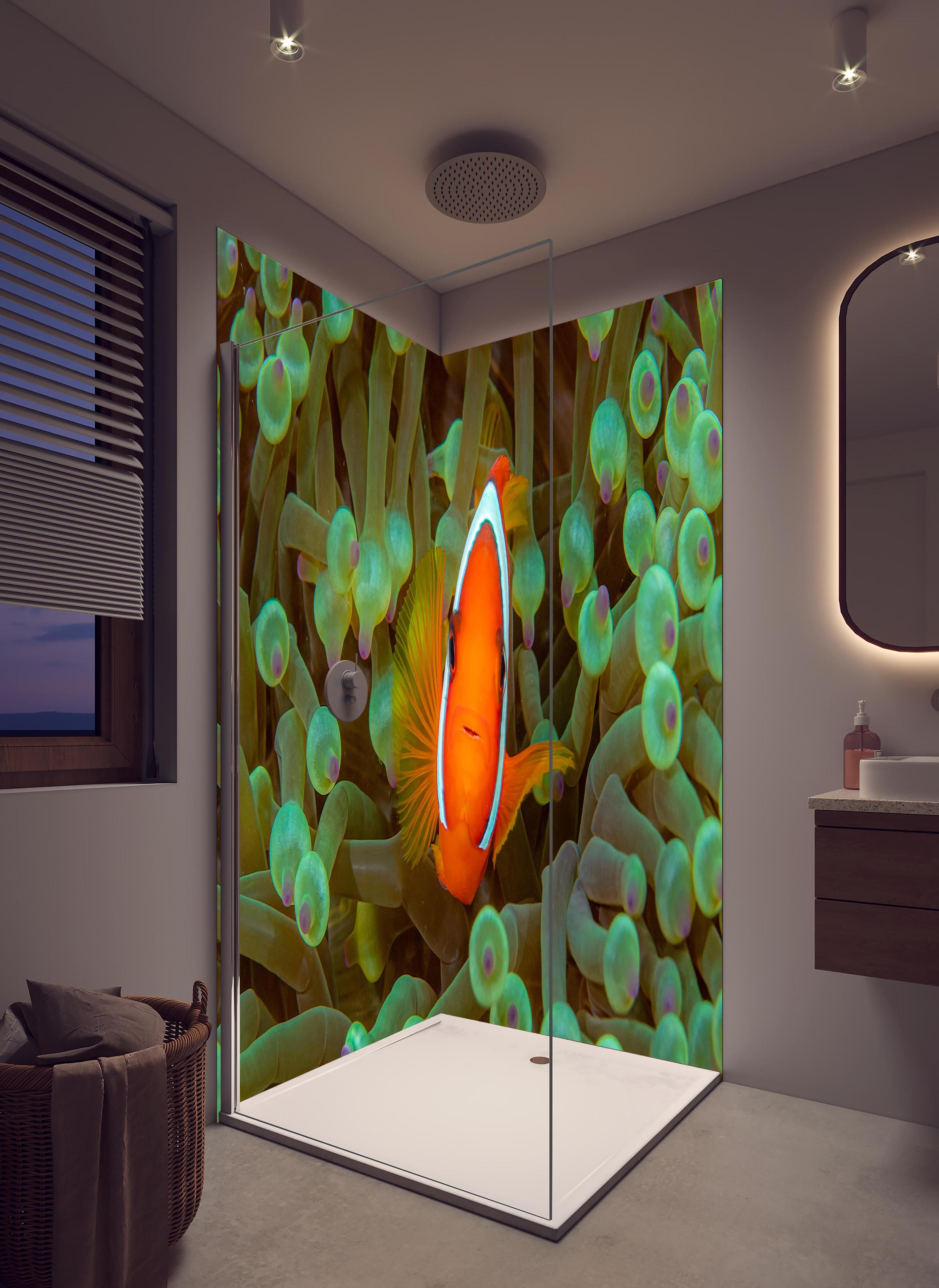 Duschrückwand - Clownfisch - Unterwasserwelt in hellem Badezimmer mit Regenduschkopf - zweiteilige Eck-Duschrückwand
