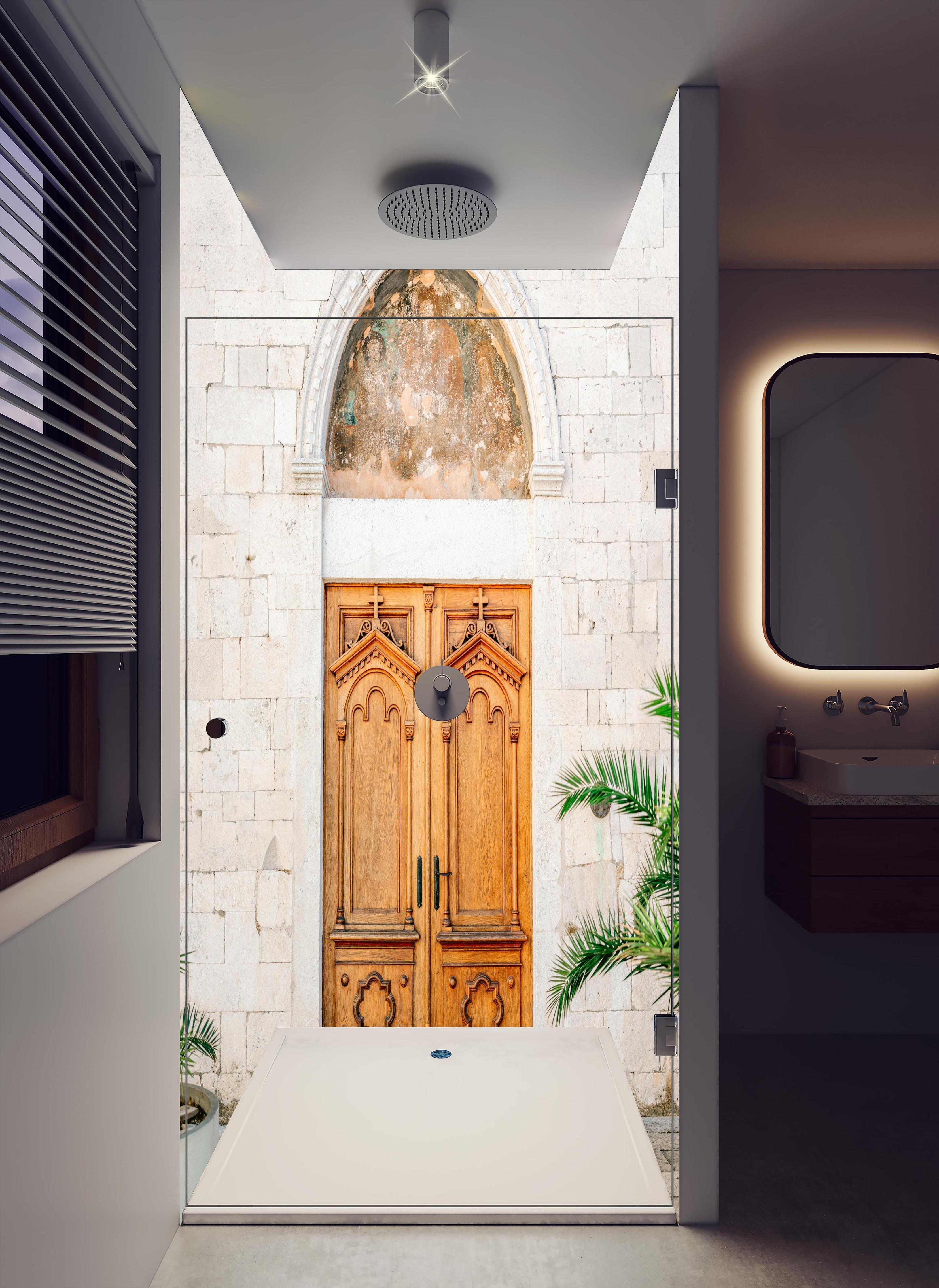 Duschrückwand - Croatian Door in hellem Badezimmer mit Regenduschkopf - zweiteilige Eck-Duschrückwand