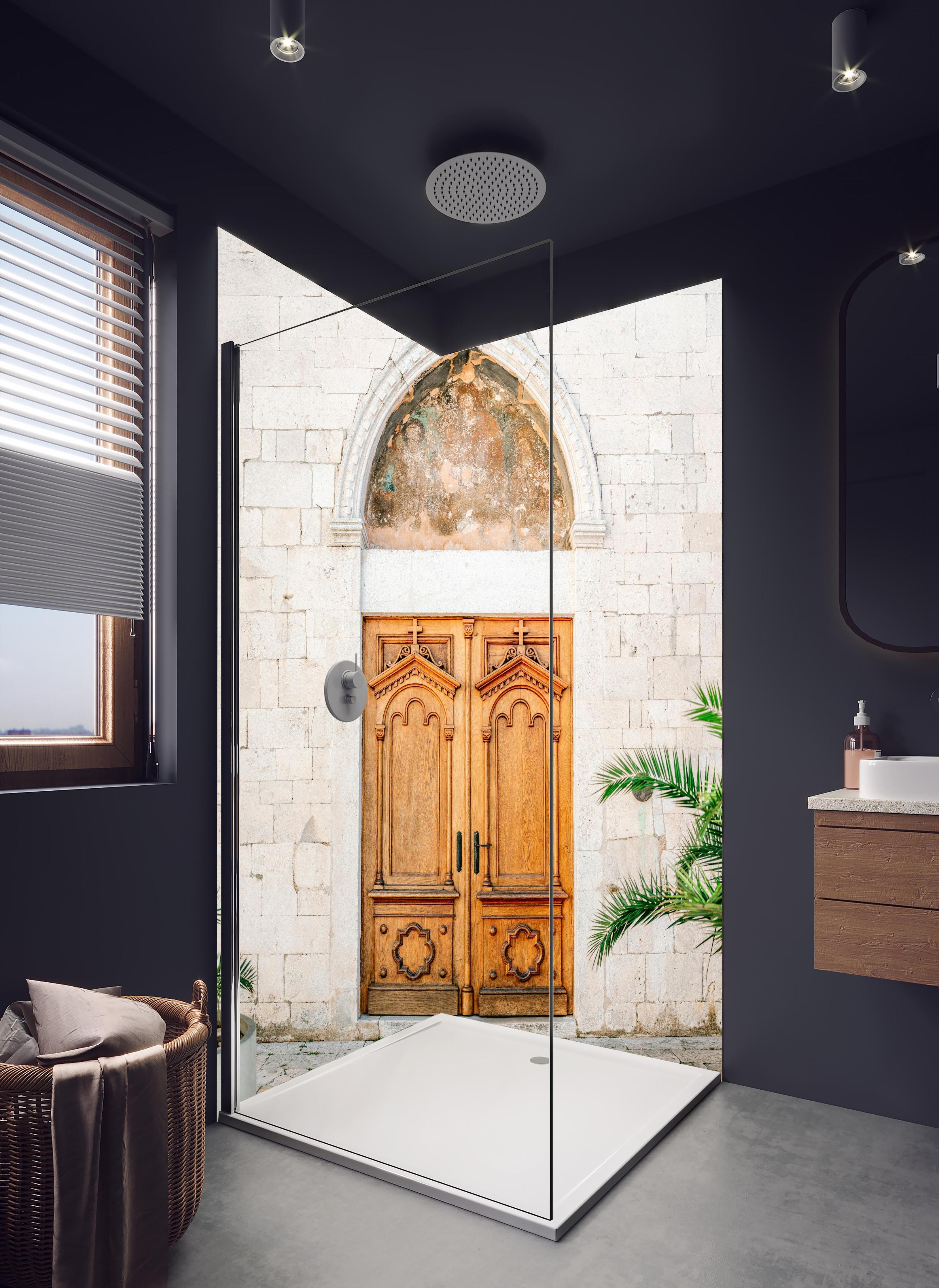 Duschrückwand - Croatian Door in hellem Badezimmer mit Regenduschkopf - zweiteilige Eck-Duschrückwand