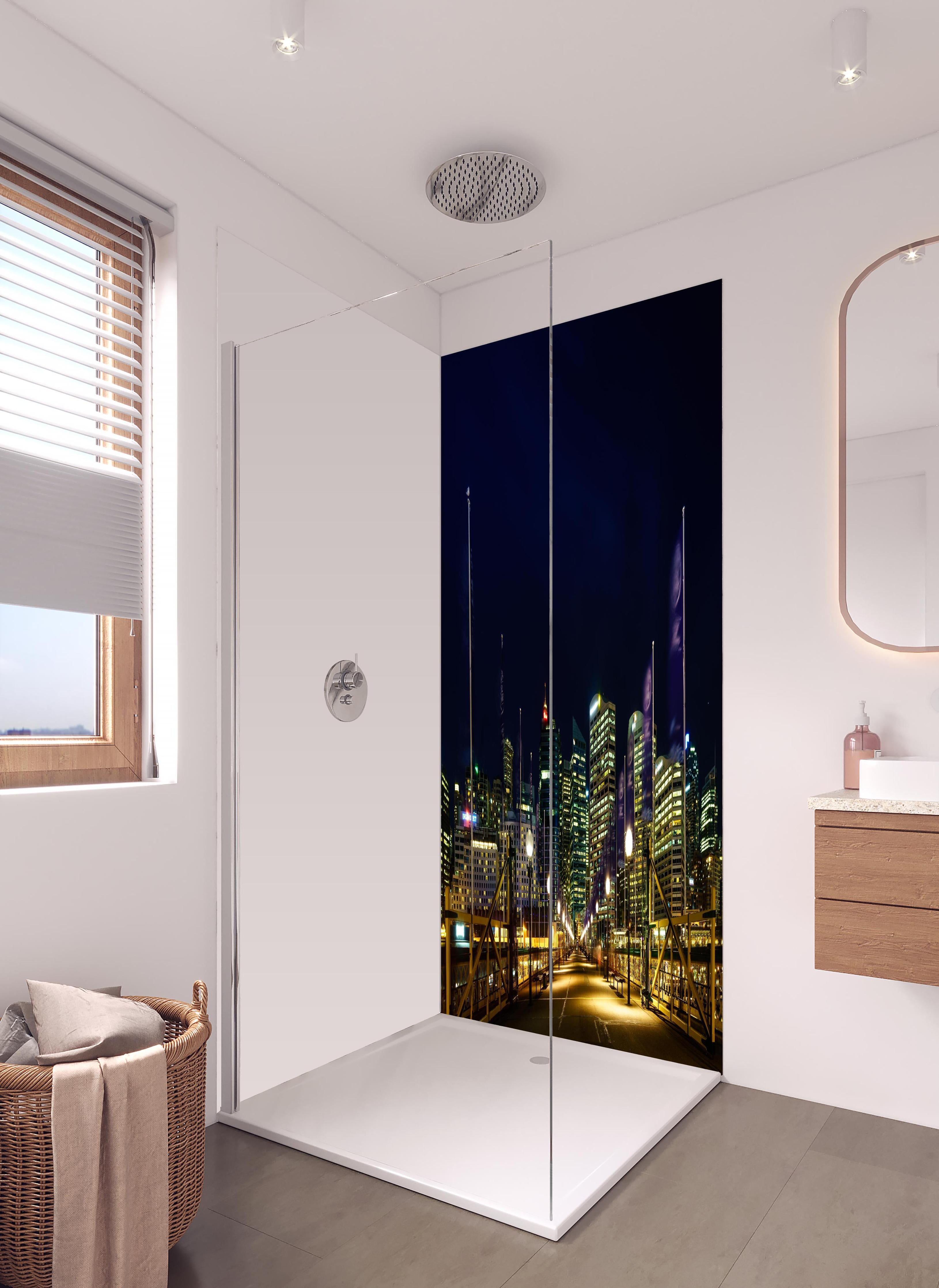 Duschrückwand - Darling Harbour bei Nacht in hellem Badezimmer mit Regenduschkopf - zweiteilige Eck-Duschrückwand