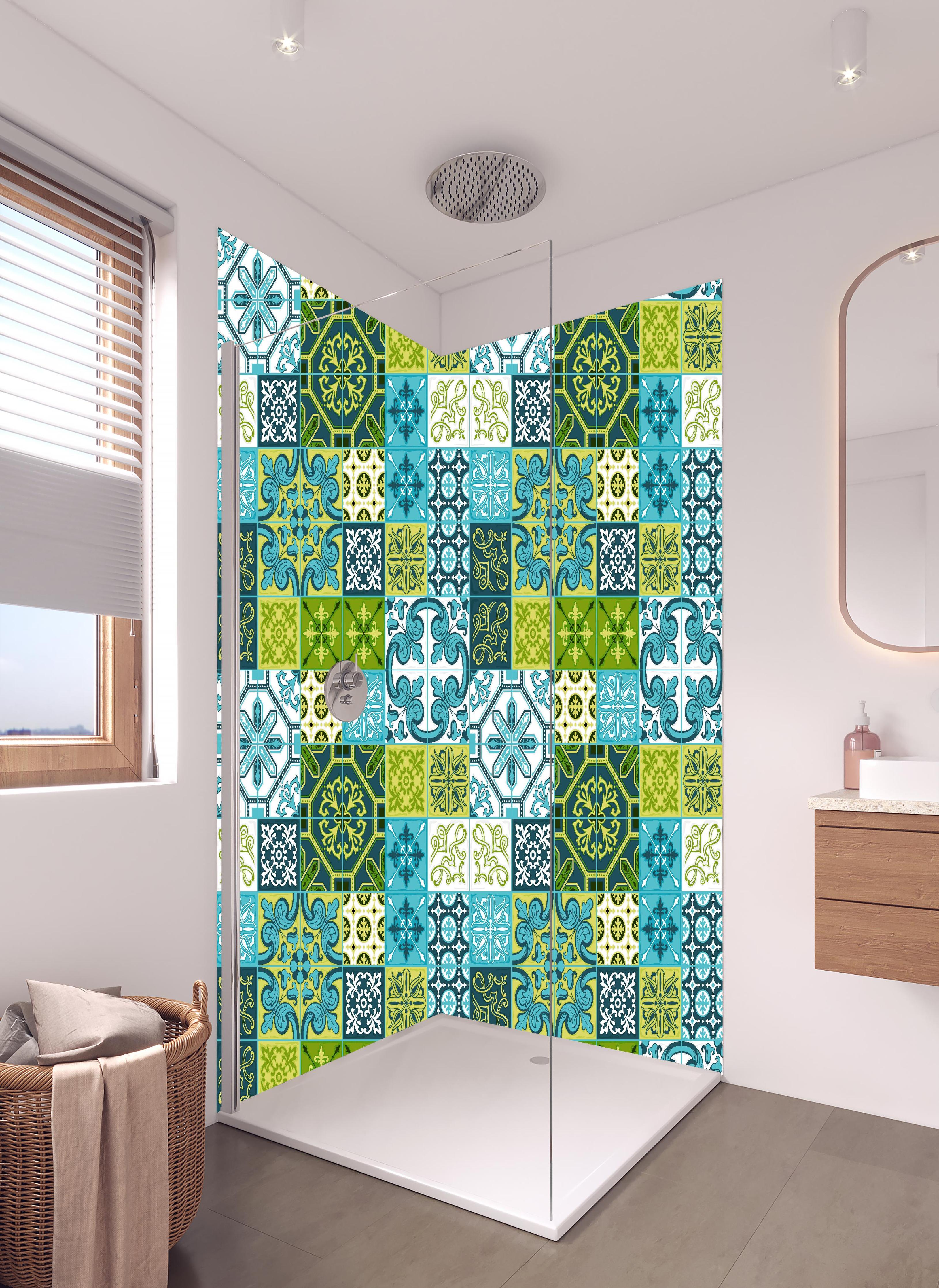 Duschrückwand - Dekorative Türkis-Grüne Fliesendesigns Sammlung in hellem Badezimmer mit Regenduschkopf - zweiteilige Eck-Duschrückwand