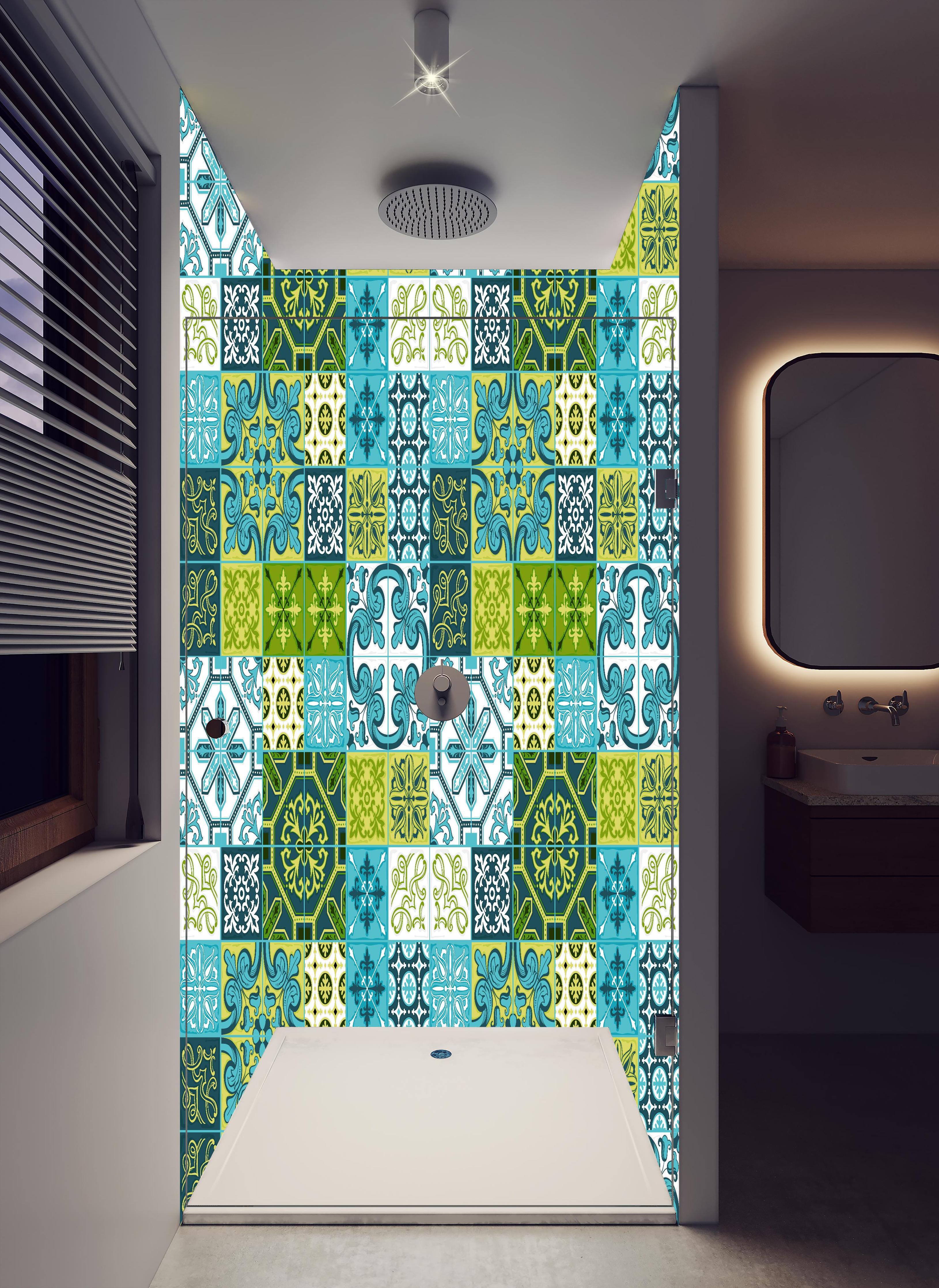 Duschrückwand - Dekorative Türkis-Grüne Fliesendesigns Sammlung in hellem Badezimmer mit Regenduschkopf - zweiteilige Eck-Duschrückwand