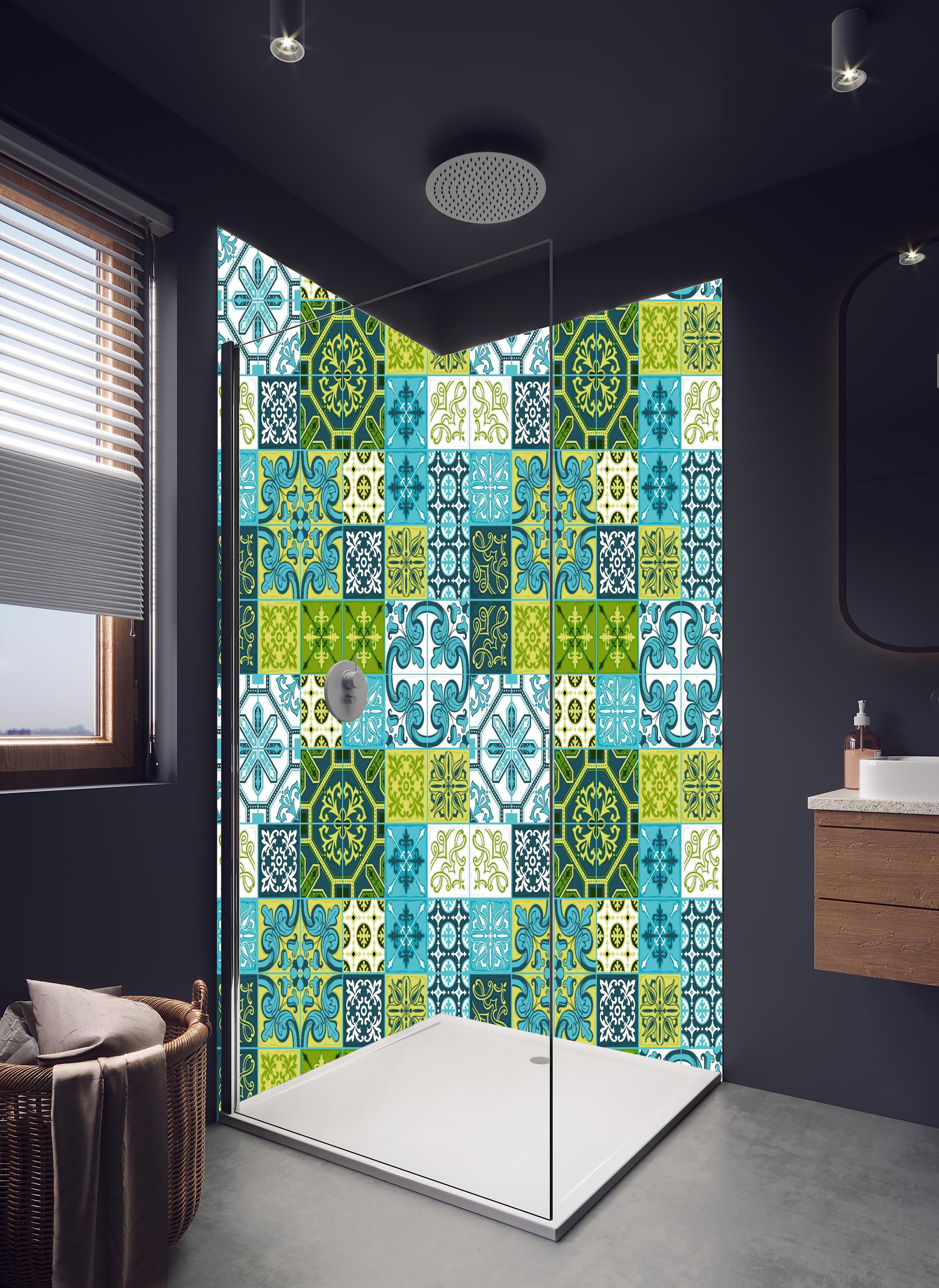 Duschrückwand - Dekorative Türkis-Grüne Fliesendesigns Sammlung in hellem Badezimmer mit Regenduschkopf - zweiteilige Eck-Duschrückwand