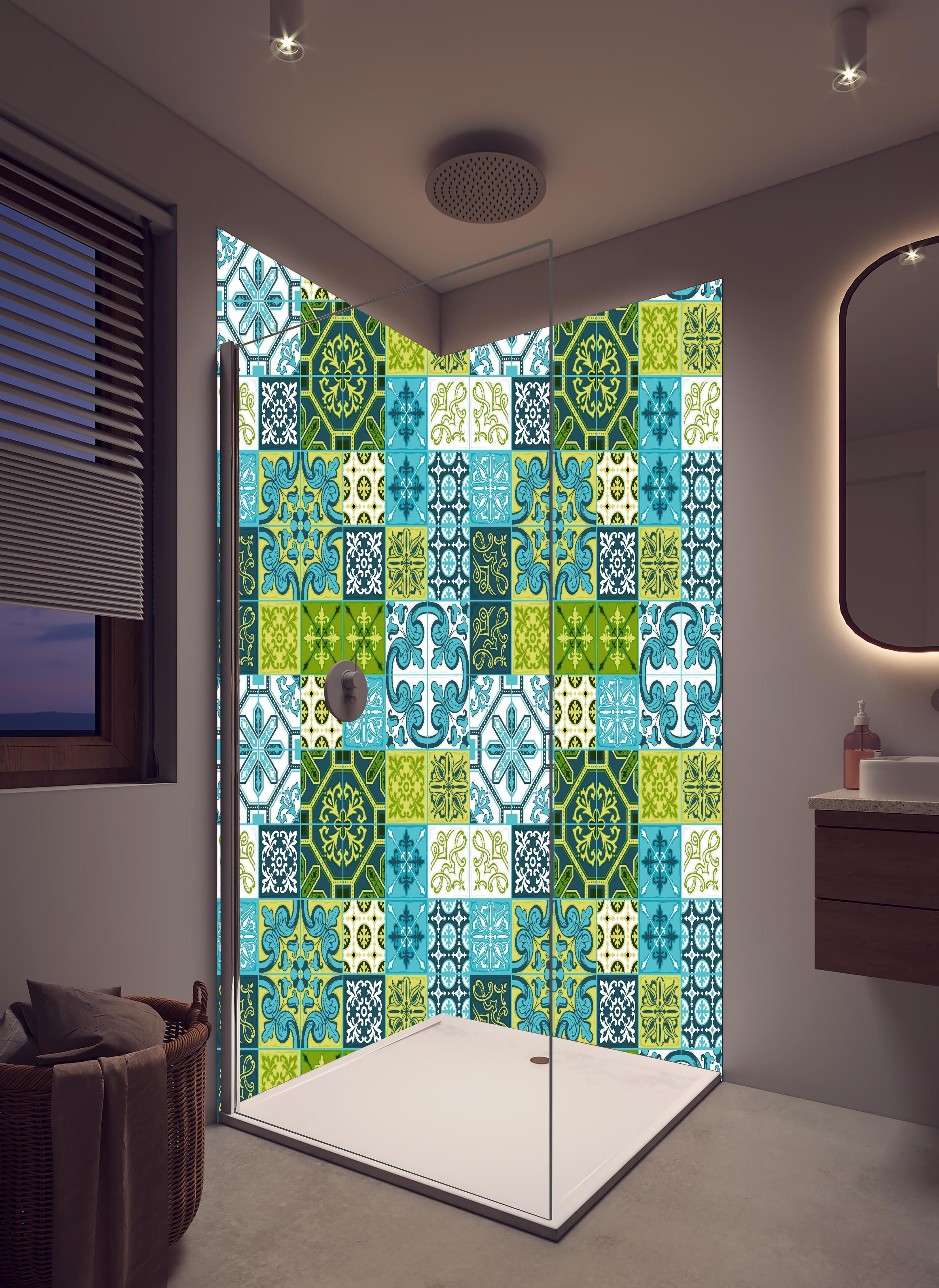 Duschrückwand - Dekorative Türkis-Grüne Fliesendesigns Sammlung in hellem Badezimmer mit Regenduschkopf - zweiteilige Eck-Duschrückwand