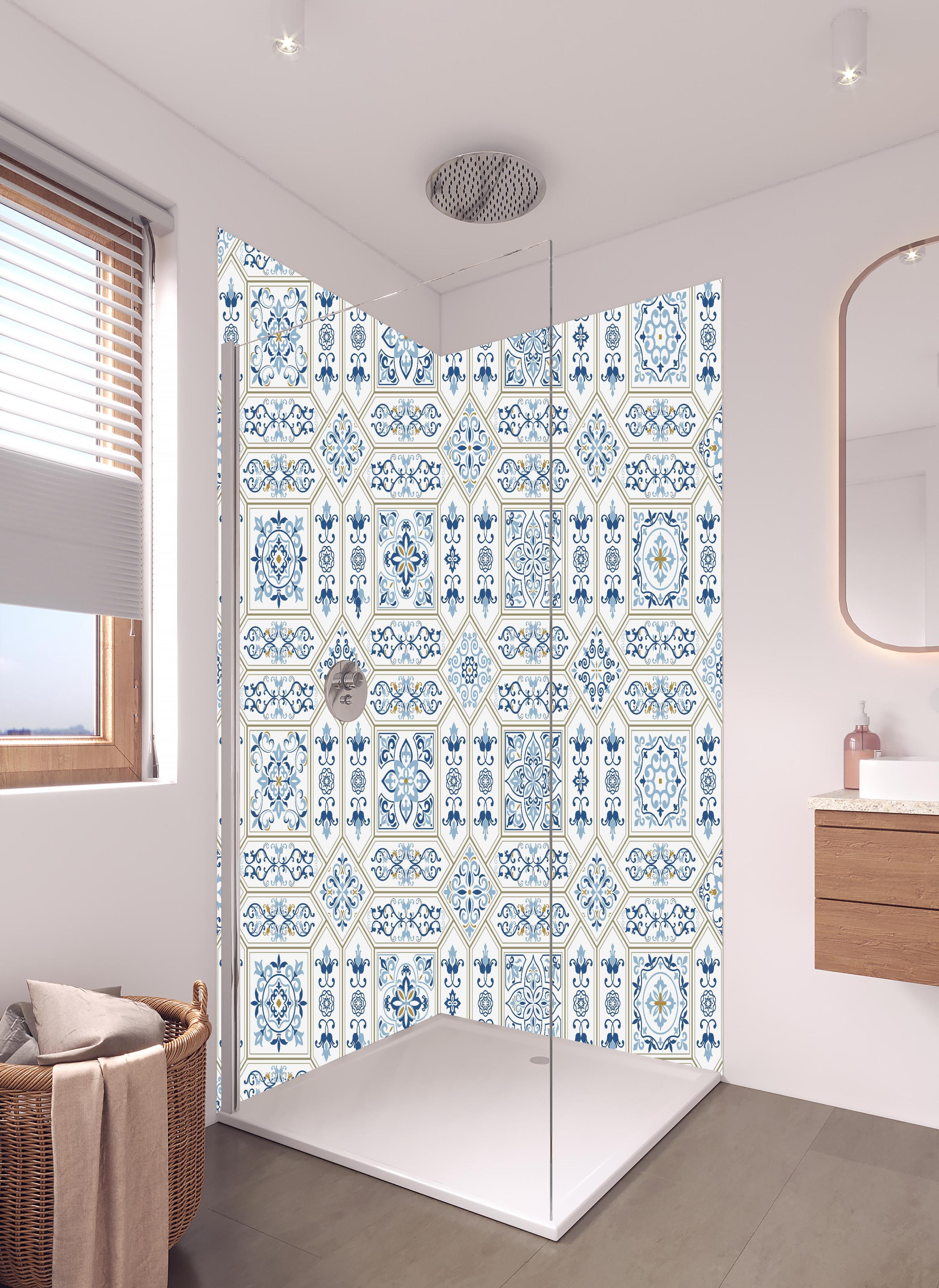 Duschrückwand - Dekoratives Blau-Weißes Vintage Fliesenmuster in hellem Badezimmer mit Regenduschkopf - zweiteilige Eck-Duschrückwand