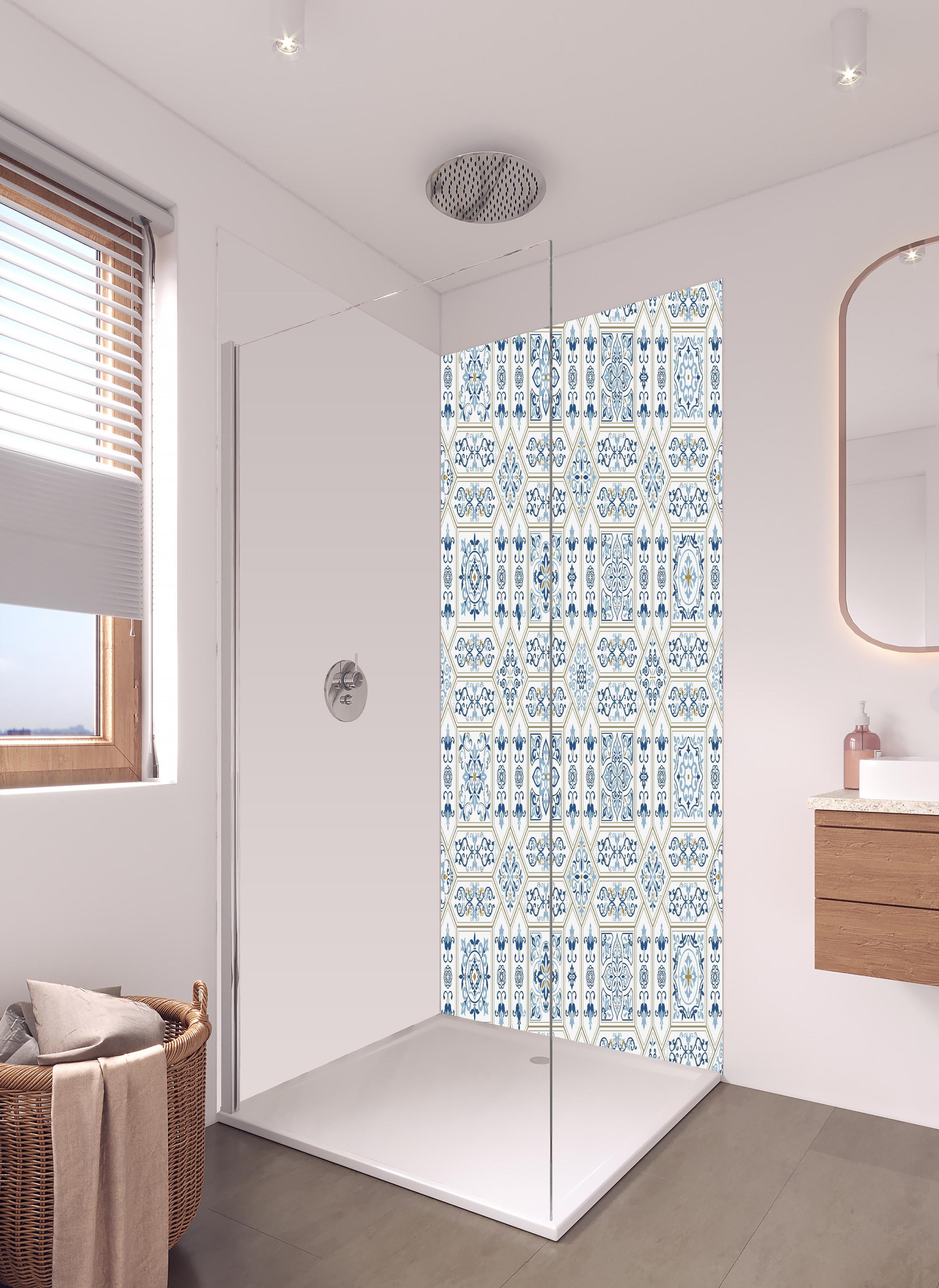 Duschrückwand - Dekoratives Blau-Weißes Vintage Fliesenmuster in hellem Badezimmer mit Regenduschkopf - zweiteilige Eck-Duschrückwand