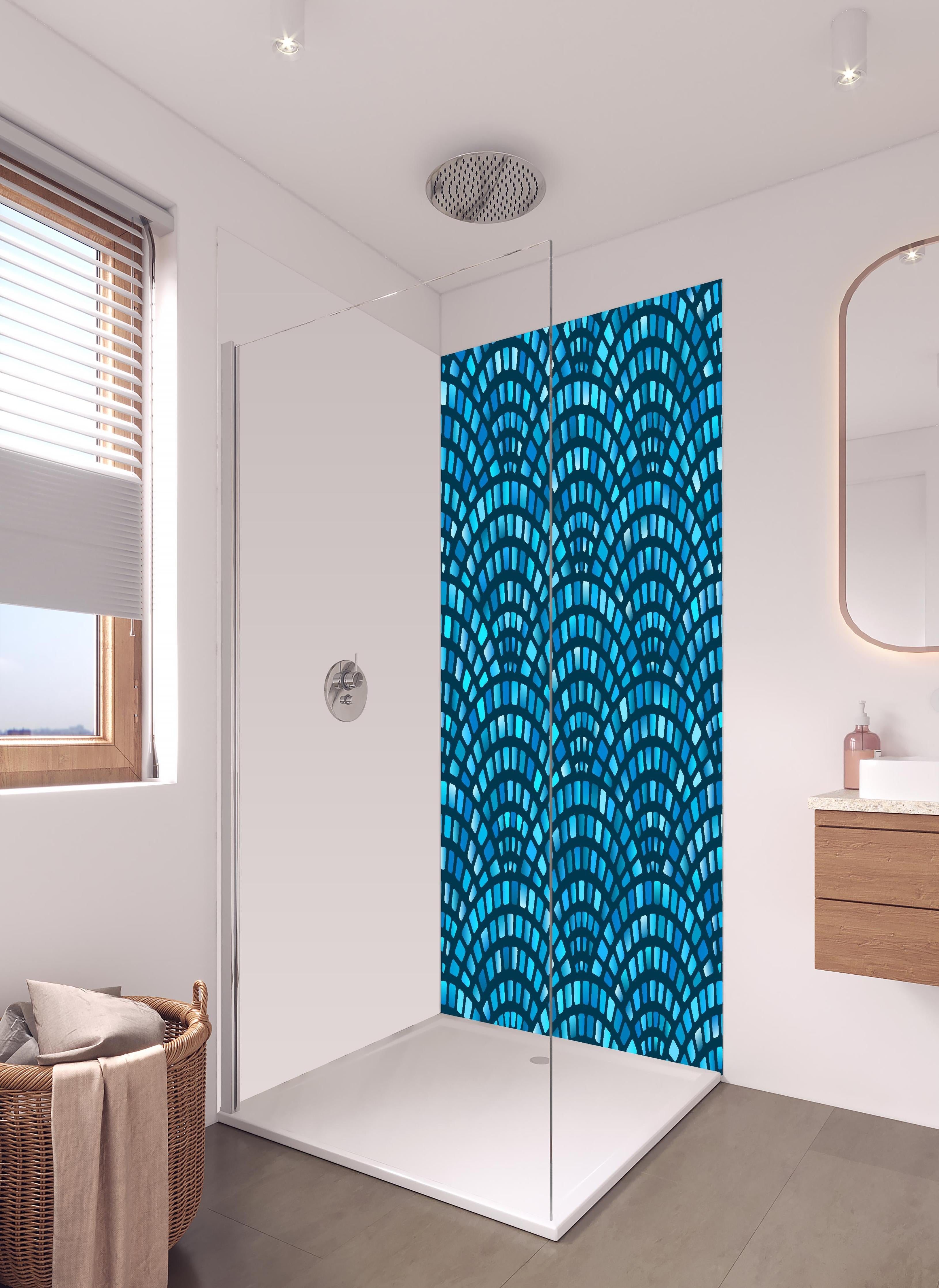 Duschrückwand - Dekoratives Türkis-Blau Mosaik Fischschuppemuster in hellem Badezimmer mit Regenduschkopf - zweiteilige Eck-Duschrückwand