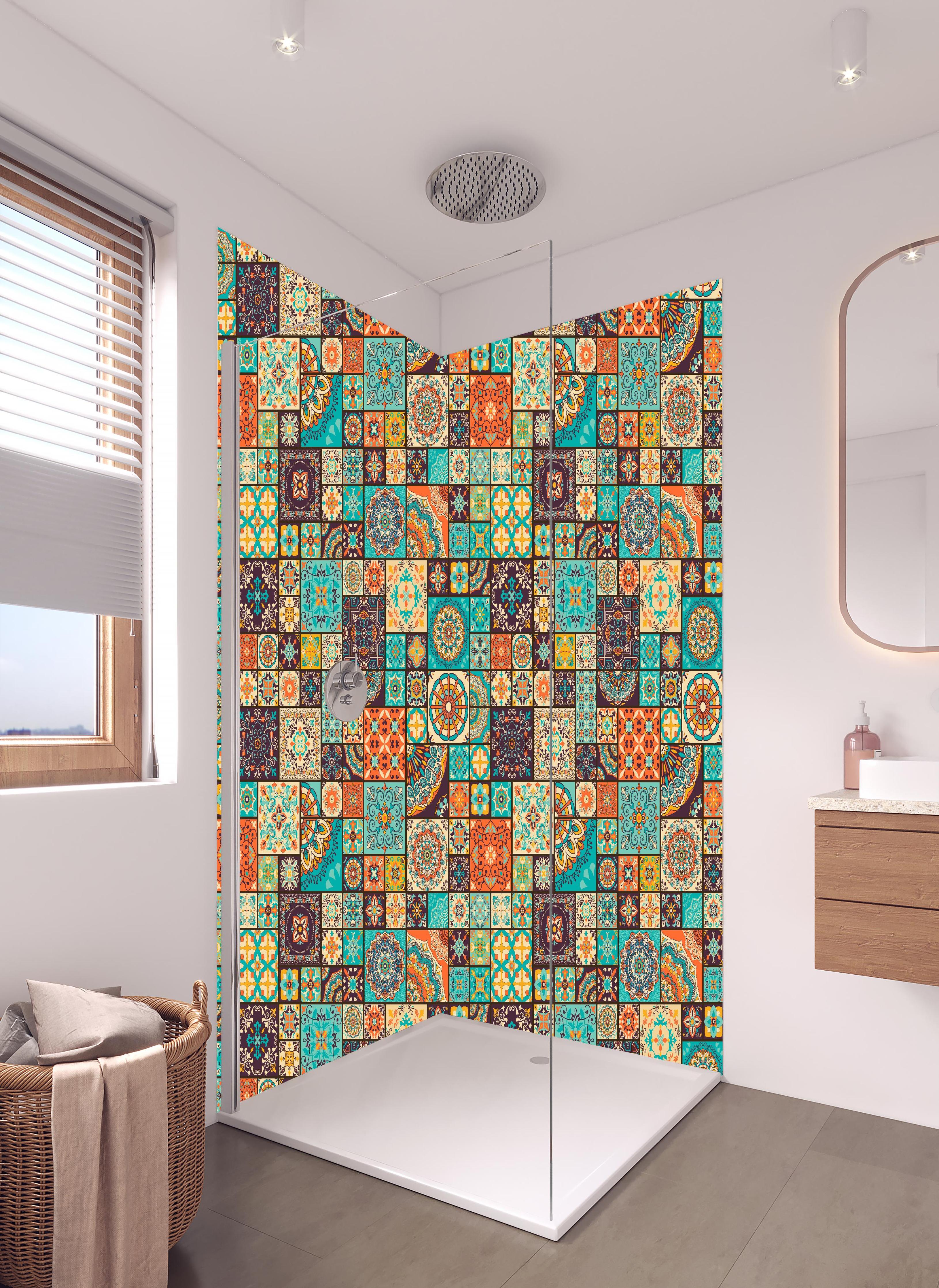 Duschrückwand - Dekoratives buntes Patchwork-Fliesen-Design in hellem Badezimmer mit Regenduschkopf - zweiteilige Eck-Duschrückwand