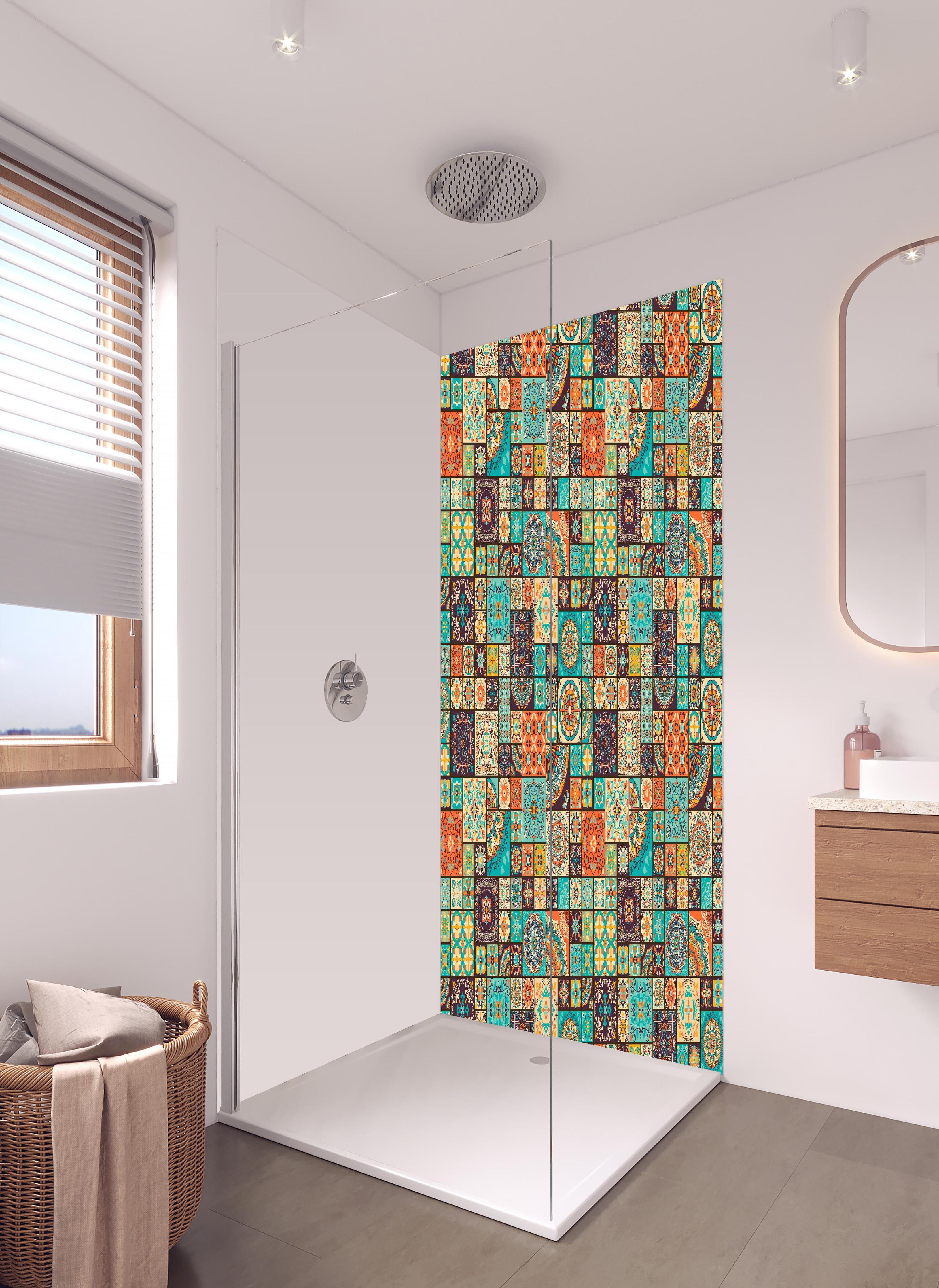 Duschrückwand - Dekoratives buntes Patchwork-Fliesen-Design in hellem Badezimmer mit Regenduschkopf - zweiteilige Eck-Duschrückwand