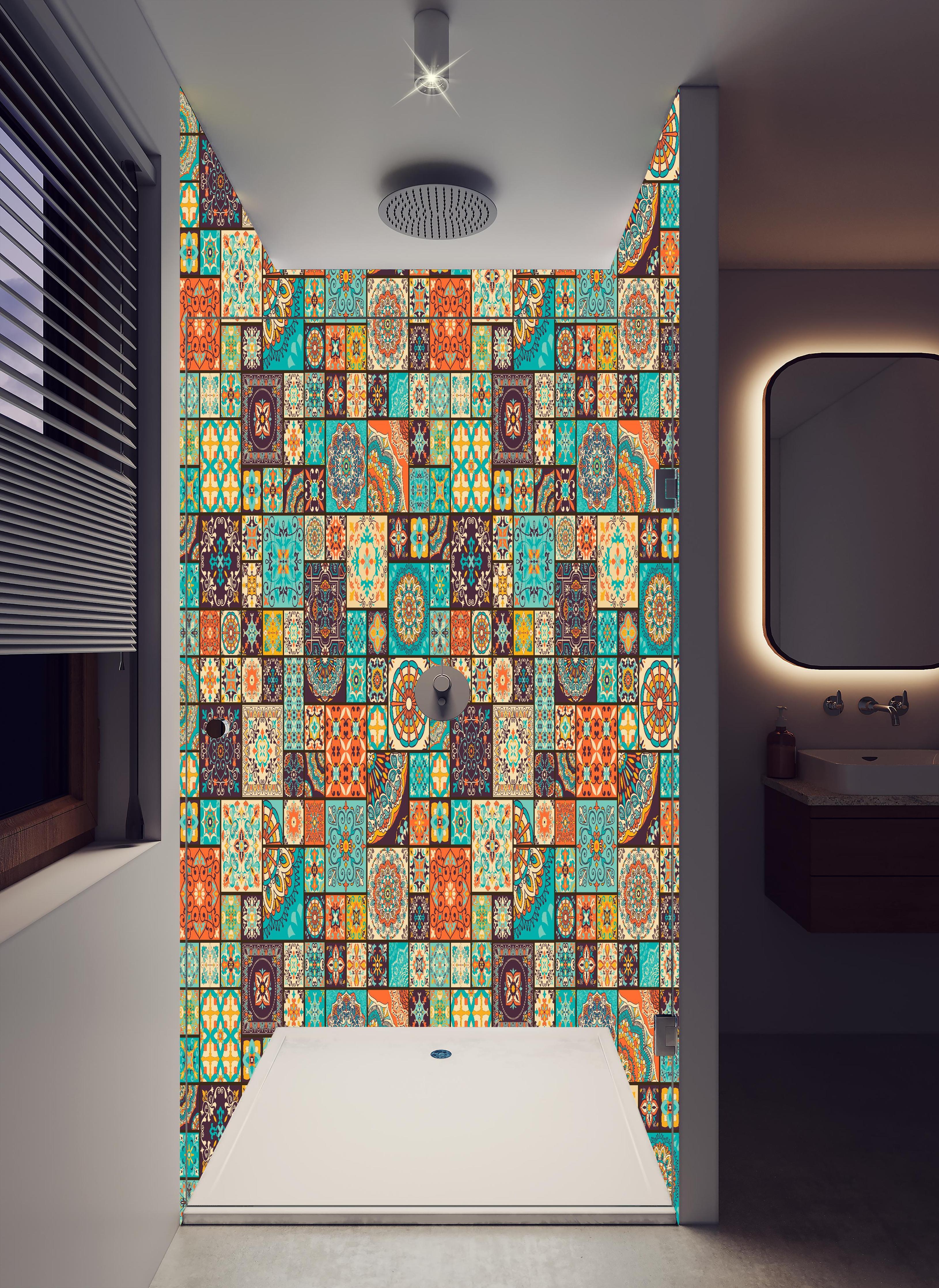 Duschrückwand - Dekoratives buntes Patchwork-Fliesen-Design in hellem Badezimmer mit Regenduschkopf - zweiteilige Eck-Duschrückwand