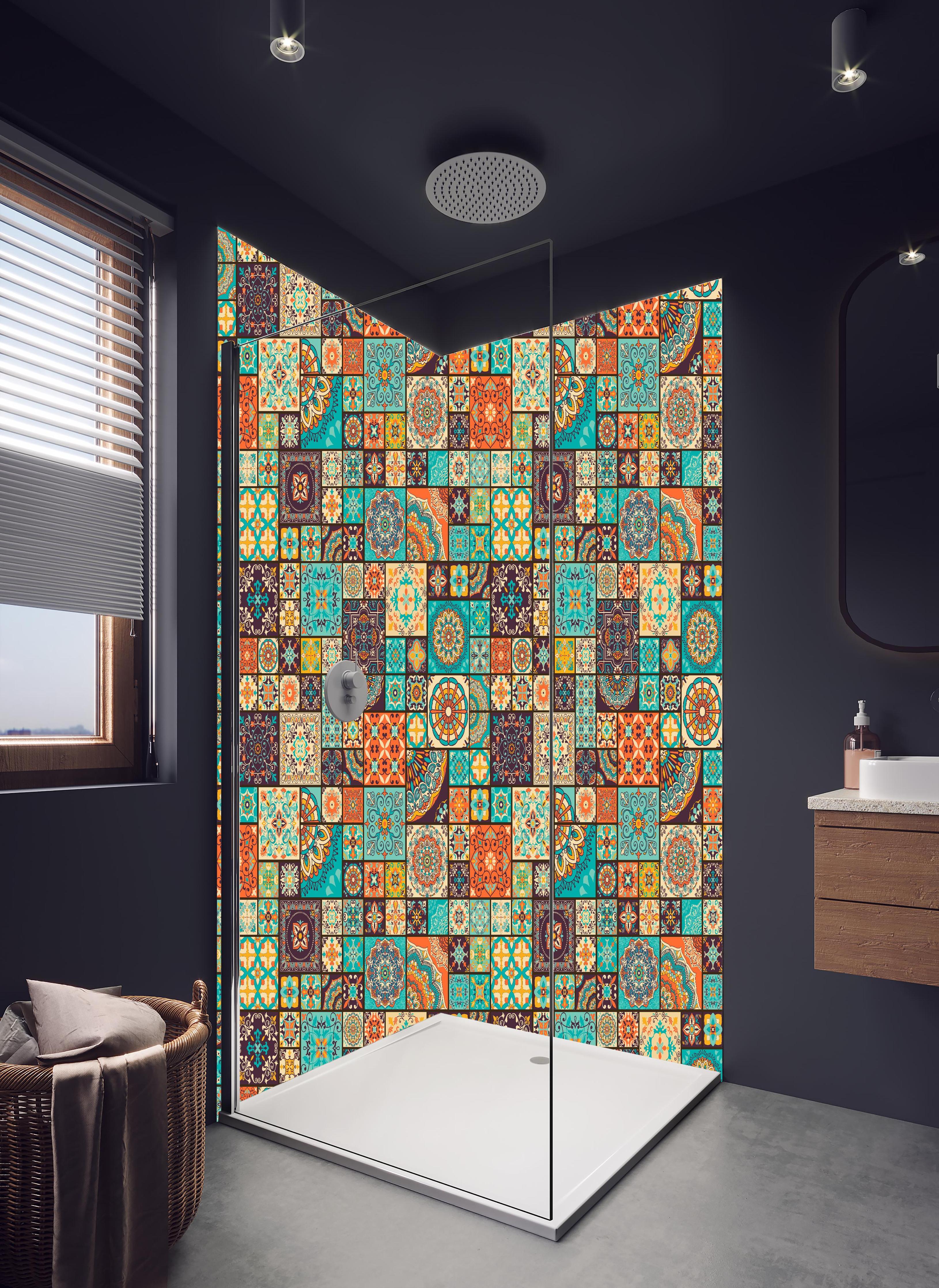 Duschrückwand - Dekoratives buntes Patchwork-Fliesen-Design in hellem Badezimmer mit Regenduschkopf - zweiteilige Eck-Duschrückwand