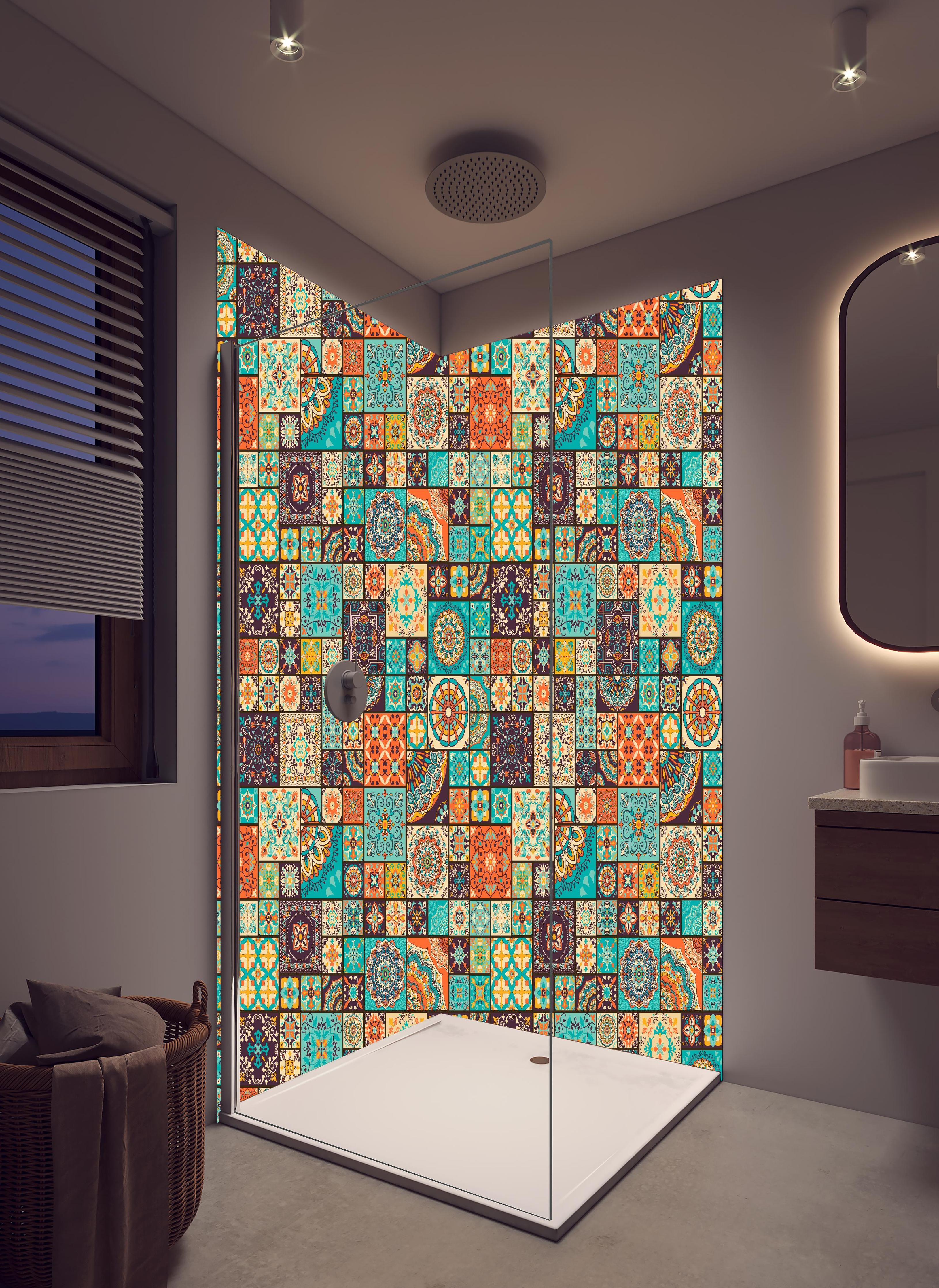 Duschrückwand - Dekoratives buntes Patchwork-Fliesen-Design in hellem Badezimmer mit Regenduschkopf - zweiteilige Eck-Duschrückwand