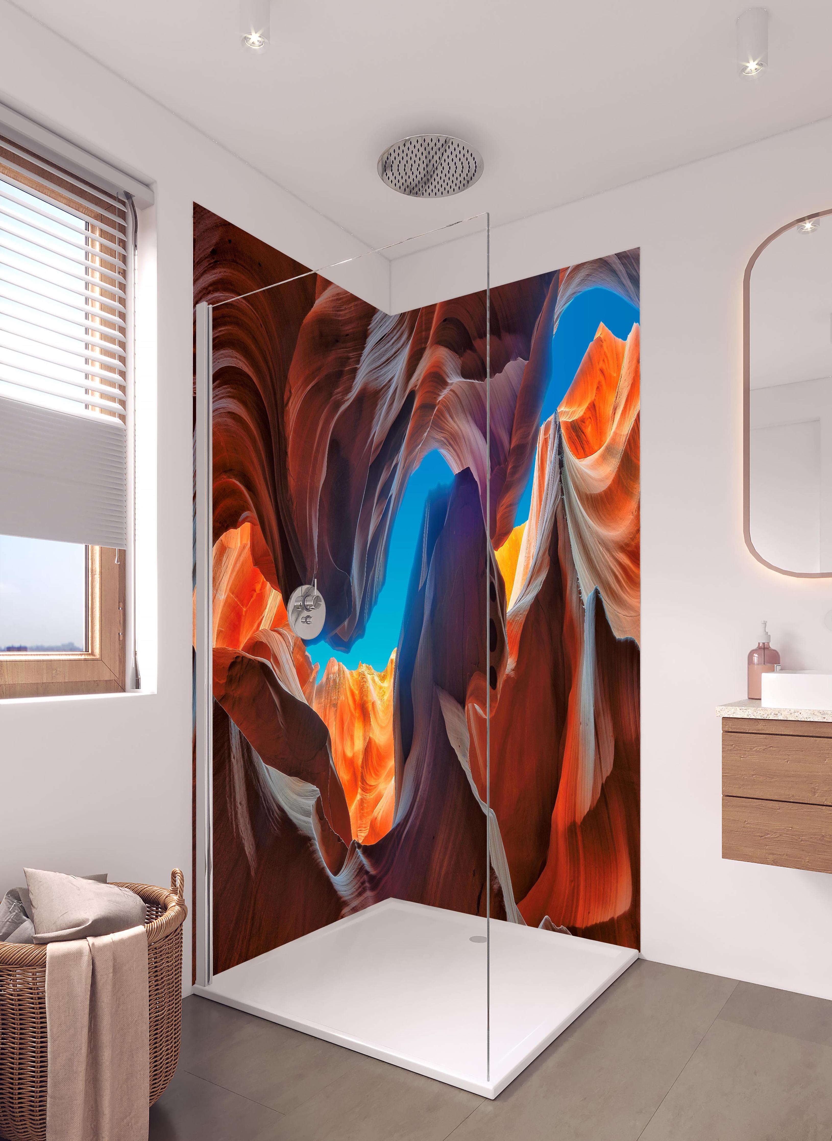 Duschrückwand - Der magische Antelope Canyon in hellem Badezimmer mit Regenduschkopf - zweiteilige Eck-Duschrückwand