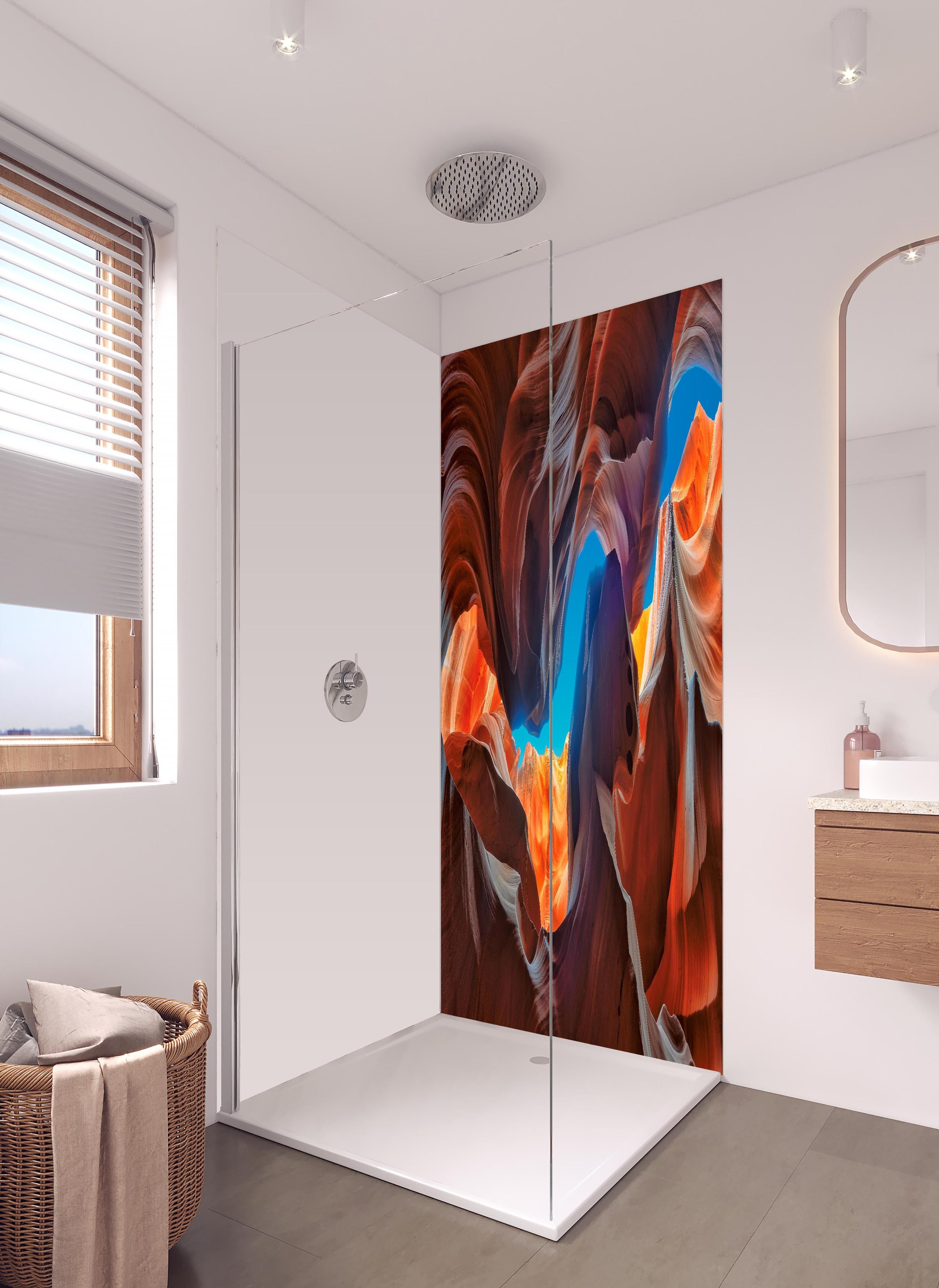 Duschrückwand - Der magische Antelope Canyon in hellem Badezimmer mit Regenduschkopf - zweiteilige Eck-Duschrückwand